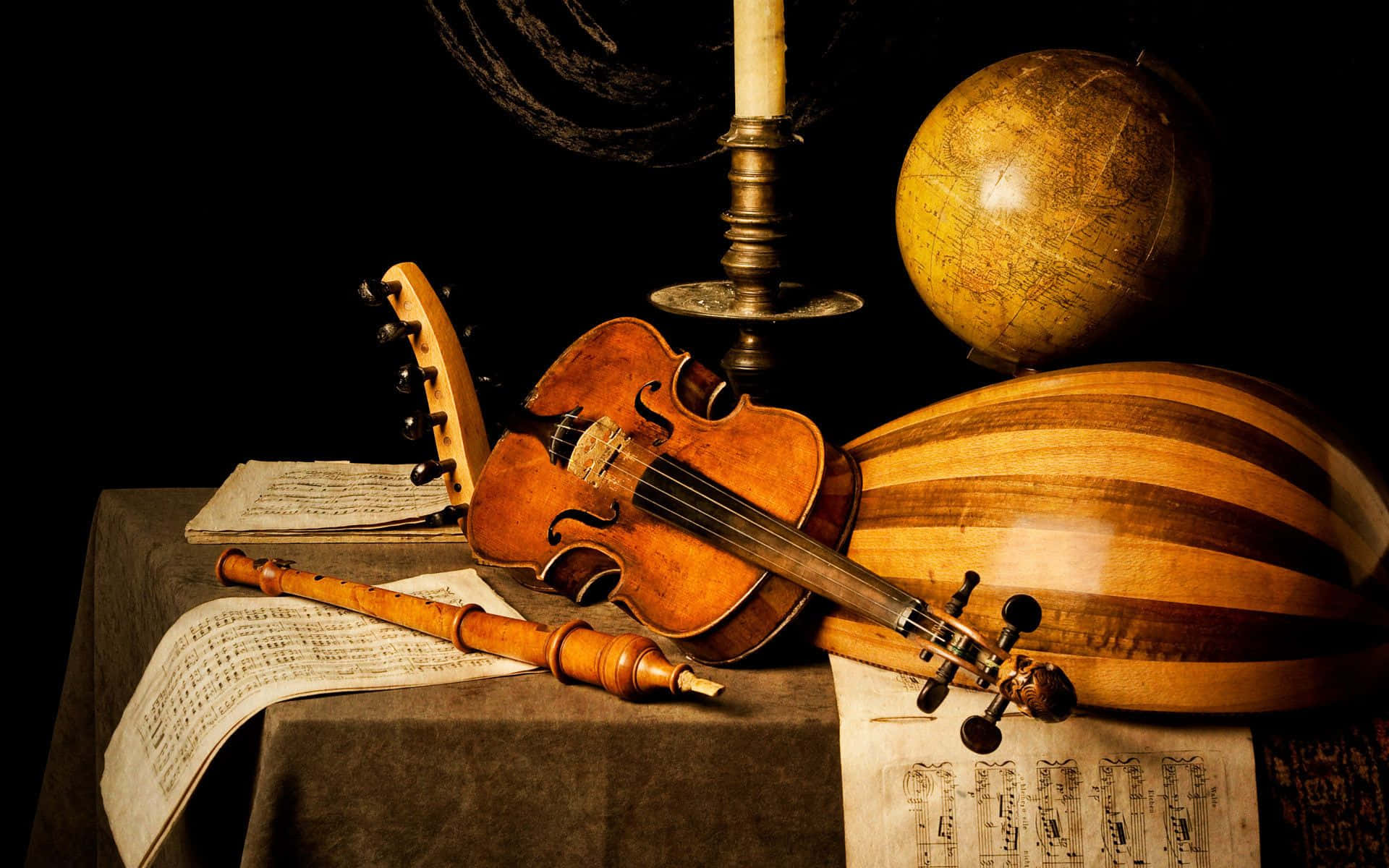 Classical Music 桌布 壁紙 — 在戲劇性燈光下，復古樂器和地球儀擺放在鋪有桌布的桌子上的靜物畫。