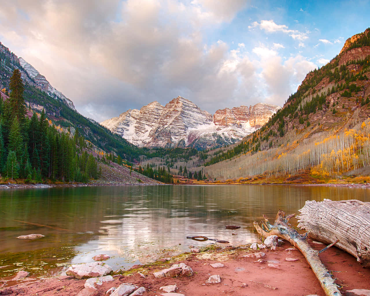 Aspen Colorado 桌布 壁紙 — 在戲劇性的多雲天空下，寧靜的山湖倒映著白雪覆蓋的山峰和秋天的白楊樹。