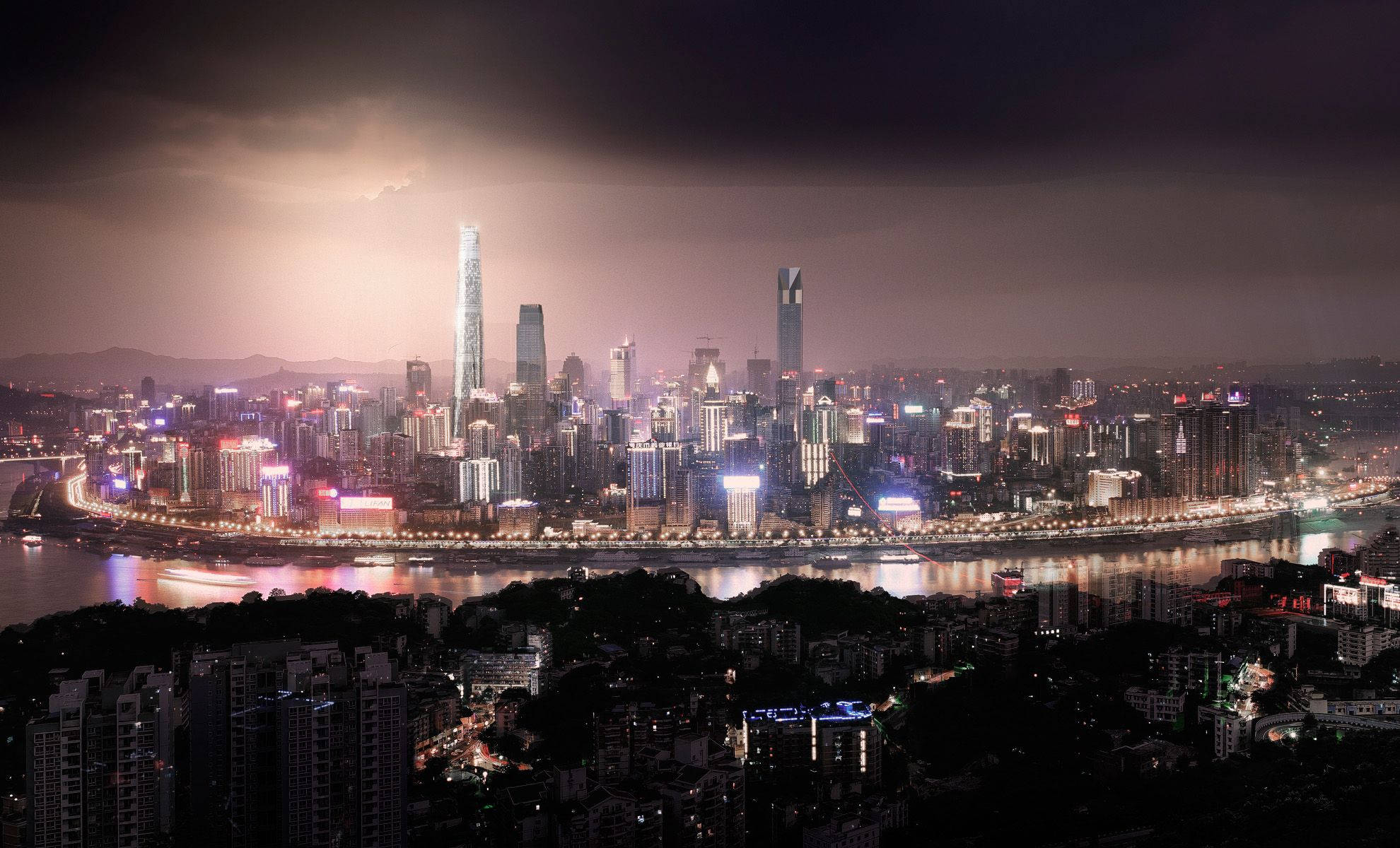 Chongqing 桌布 壁紙 — 在戲劇性的多雲天空下，廣闊的城市天際線在夜晚被鮮豔的燈光照亮，燈光倒映在河面上。
