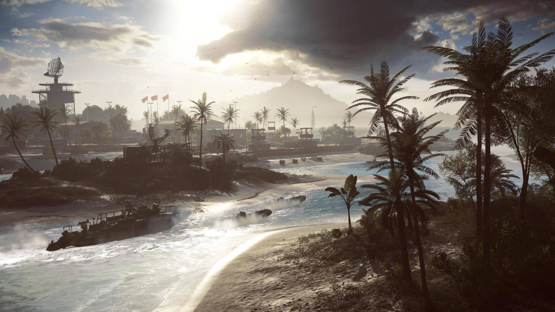 Battlefield 4 City 桌布 壁紙 — 在戲劇性的天空下，一個陽光明媚的熱帶海灘，棕櫚樹和軍用船隻靠近設防的海岸基地。