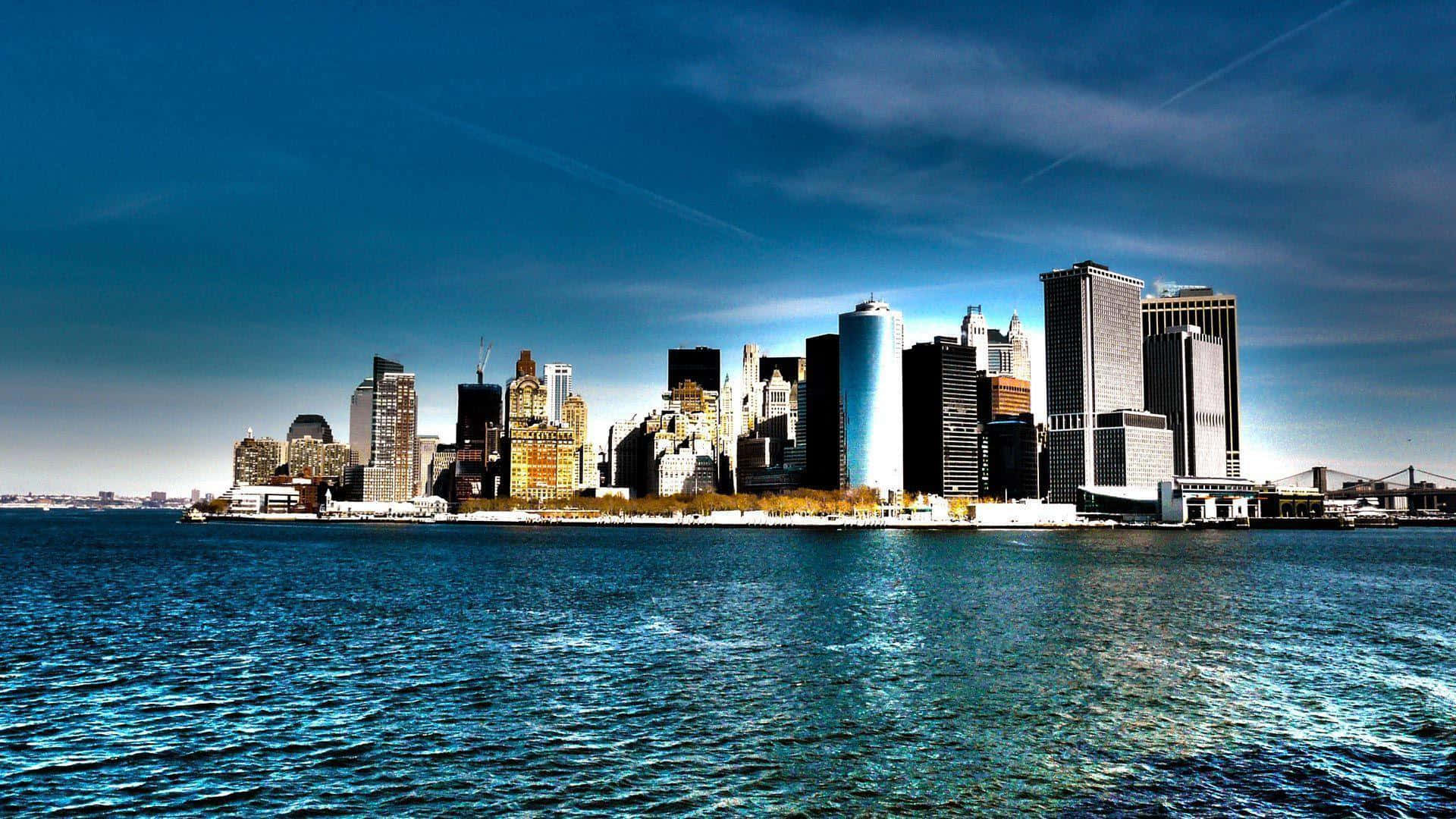 New York 桌布 壁紙 — 在戲劇性的天空下，高聳的摩天大樓倒映在深藍色水中的充滿活力的城市天際線。