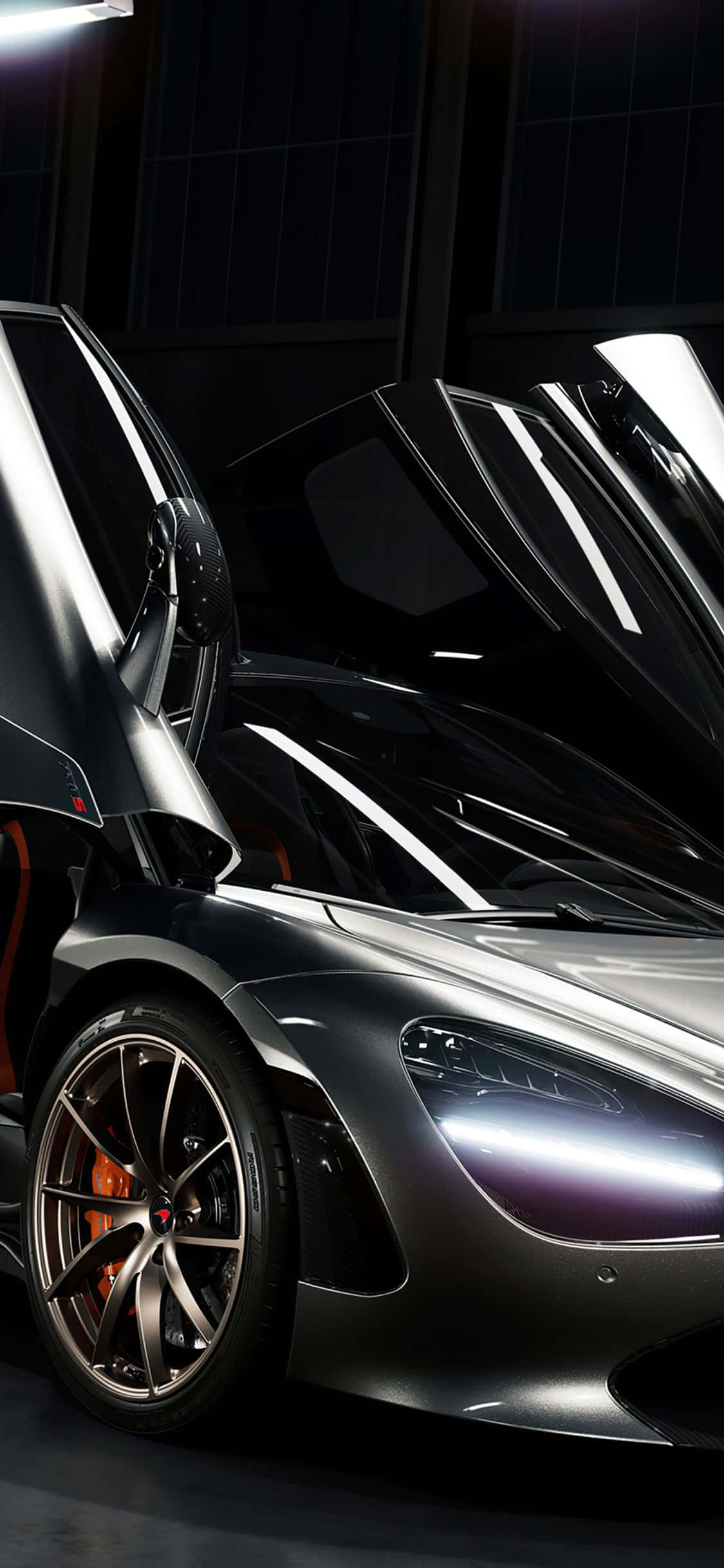 iPhone Xs Mclaren 720s 桌布 壁紙 — 在戲劇性的工作室燈光下，一輛時尚的銀色跑車打開鷗翼門。