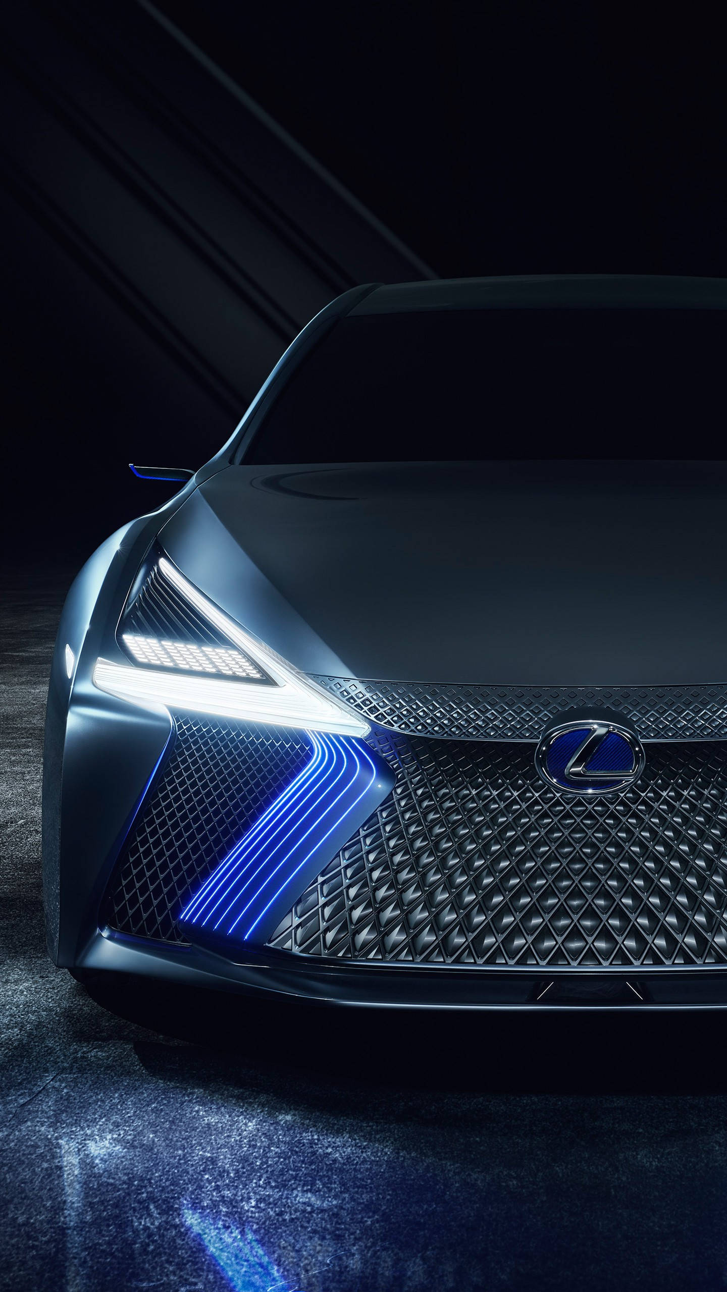lexus iPhone 桌布 壁紙 — 在戲劇性的工作室燈光下，一輛時尚的未來感 Lexus 汽車，配備發光的藍色車頭燈和鑽石格柵。