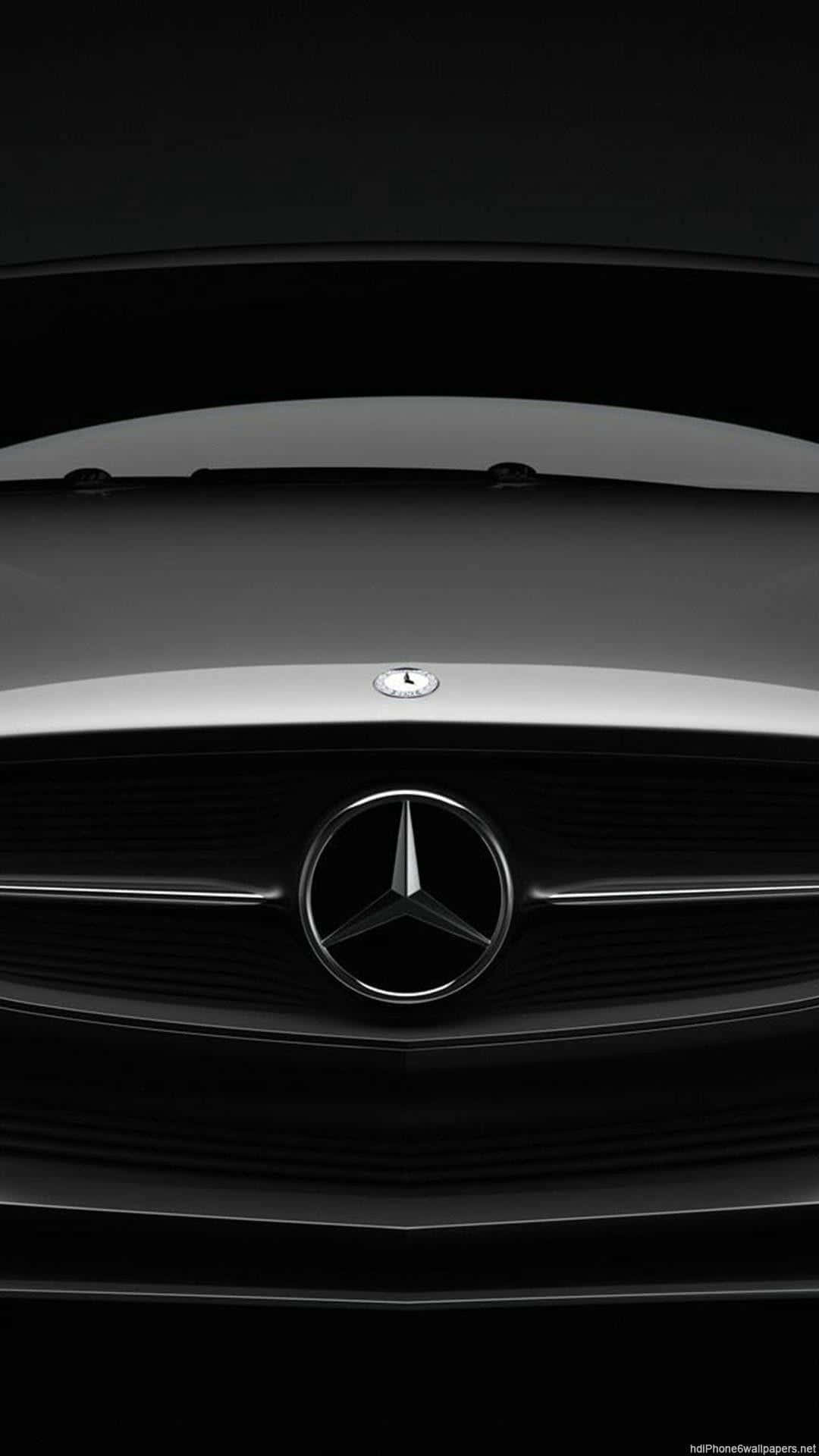 Mercedes 桌布 壁紙 — 在戲劇性的工作室燈光下，時尚黑色賓士水箱護罩帶有鍍鉻星徽標的特寫。