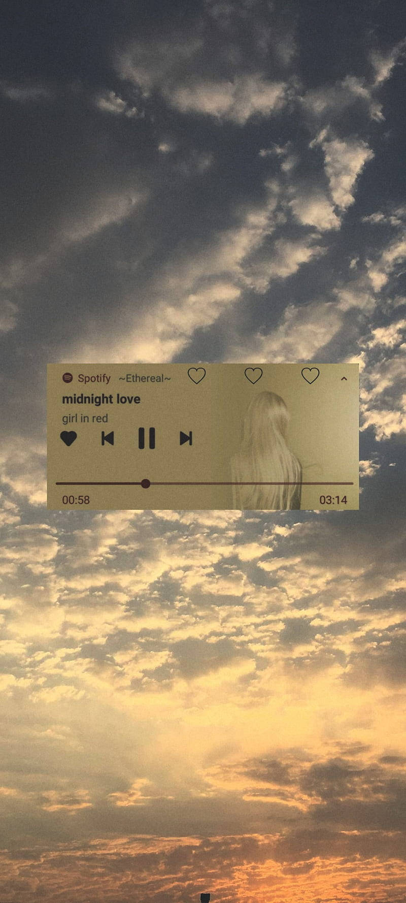 音樂美學 桌布 壁紙 — 在戲劇性的日落天空上疊加 Spotify 音樂播放器，帶有金色雲朵和黑暗風暴斑塊。