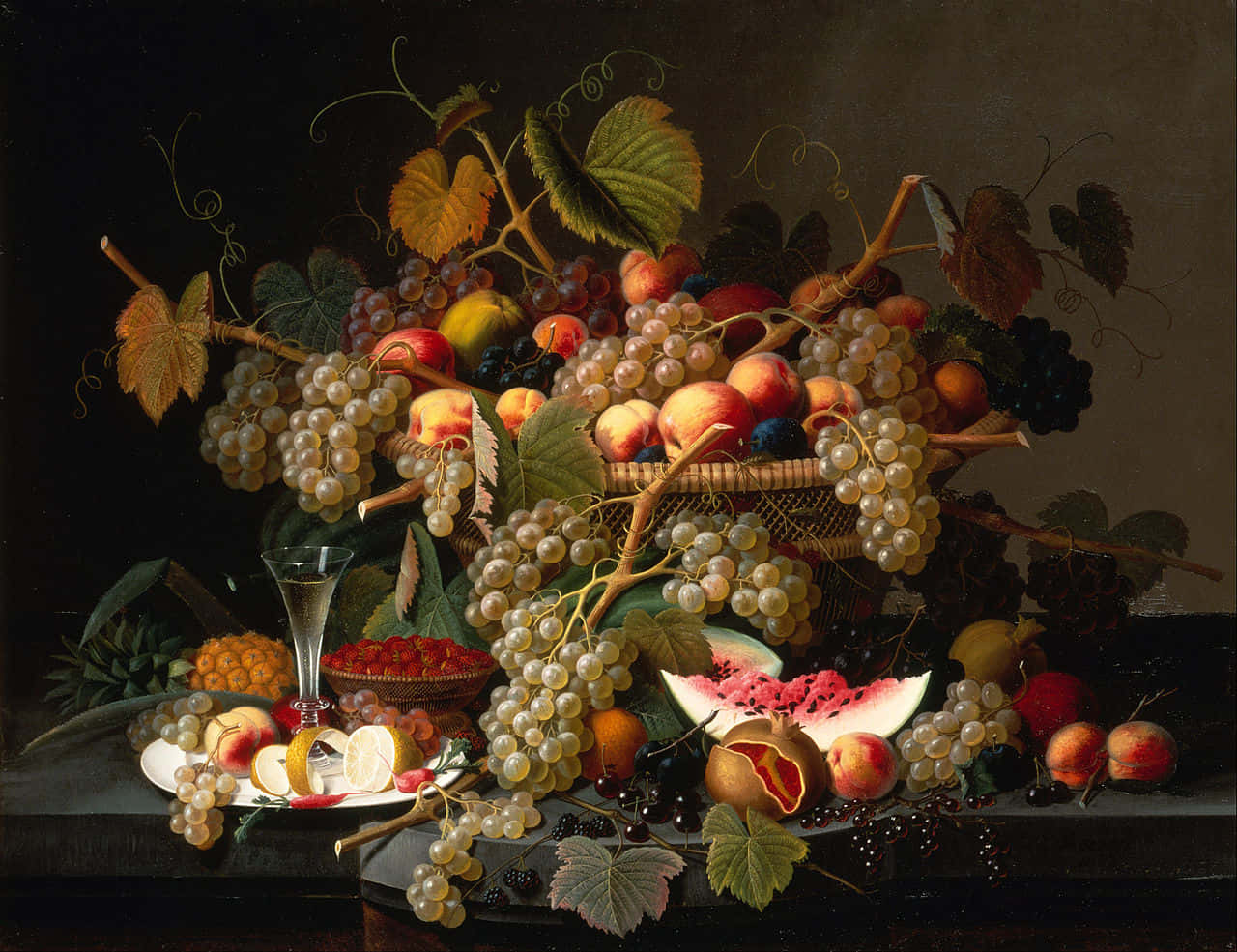 Fruits 桌布 壁紙 — 在戲劇性的明暗對比燈光下，滿溢的水果籃和散落的農產品的奢華靜物畫。