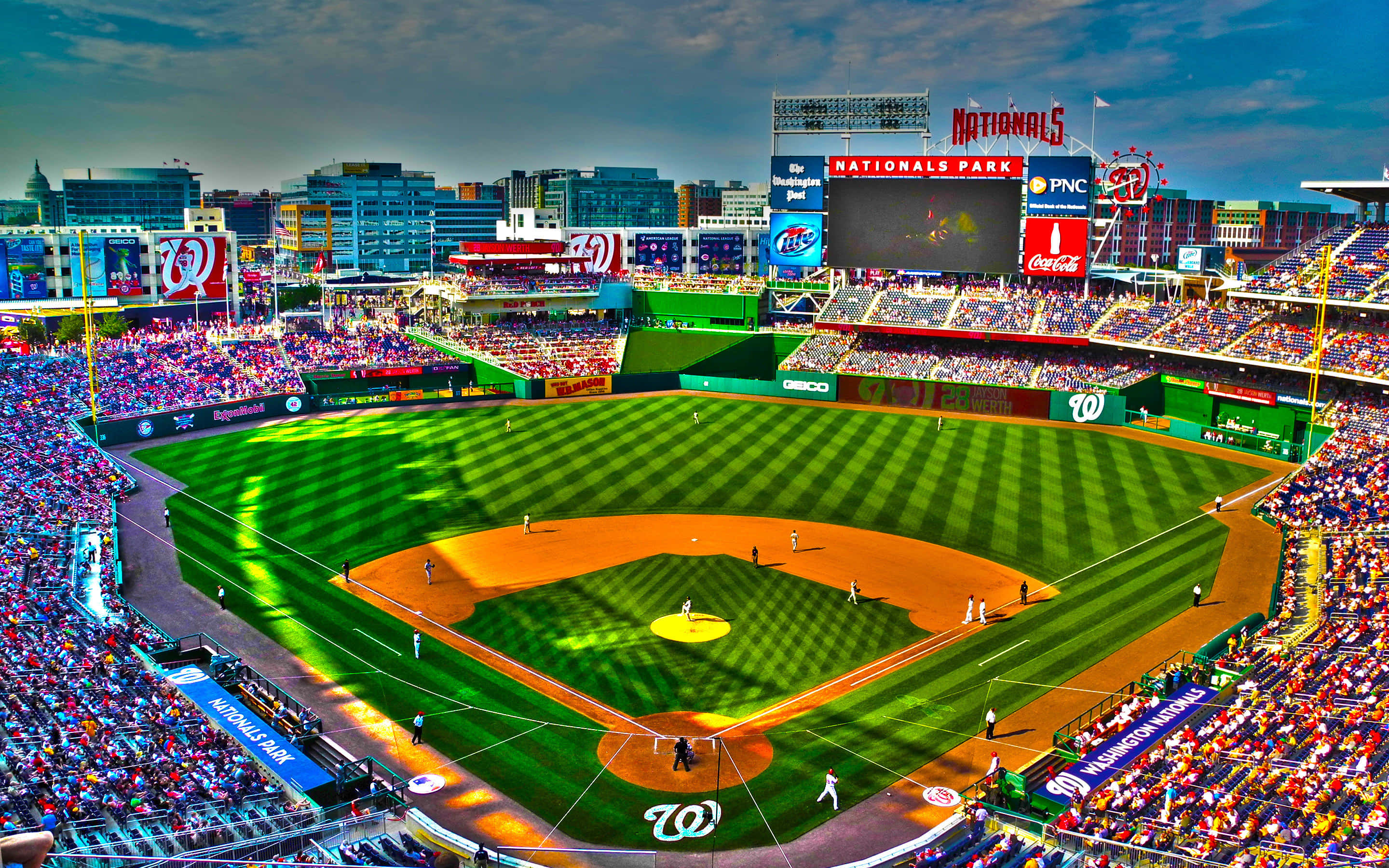 Baseball Field 桌布 壁紙 — 在戲劇性的暮色天空下，Nationals Park 棒球場擠滿球迷的鳥瞰圖。