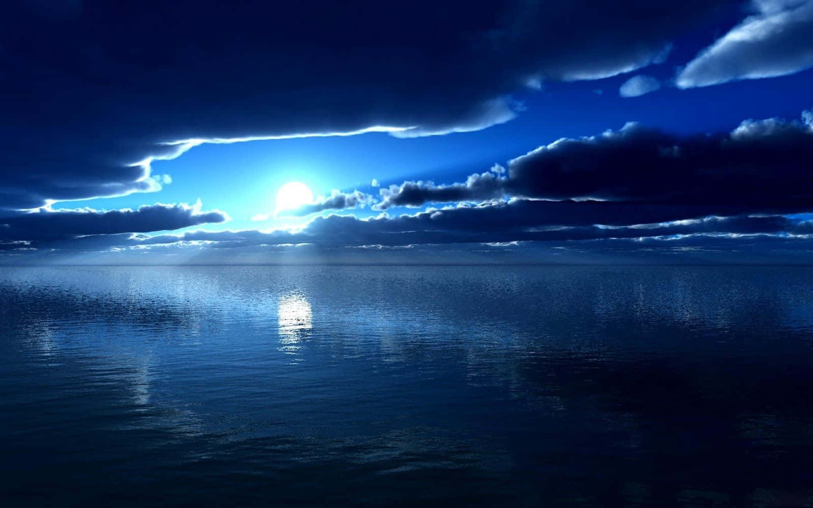 Beautiful Sky 桌布 壁紙 — 在戲劇性的暮色天空下，平靜的海洋，明亮的太陽穿過烏雲，投射出耀眼的光芒。
