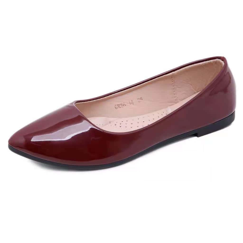 Red Shoes 桌布 壁紙 — 在攝影棚燈光下展示的亮面酒紅色女裝平底鞋，尖頭設計，黑色鞋底。