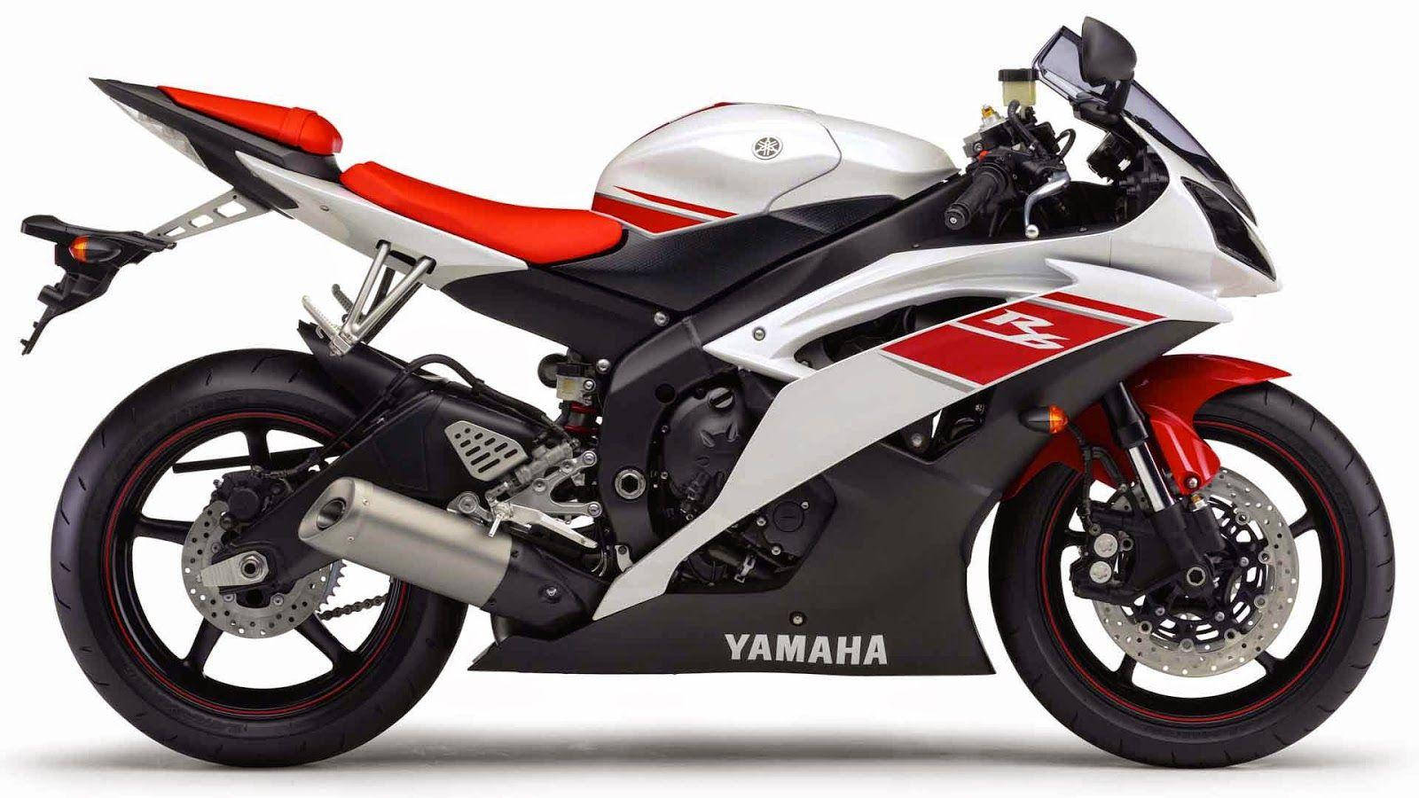  壁紙 — 在攝影棚燈光下展示的時尚白色和紅色Yamaha R機車，帶有黑色點綴和紅色座椅。