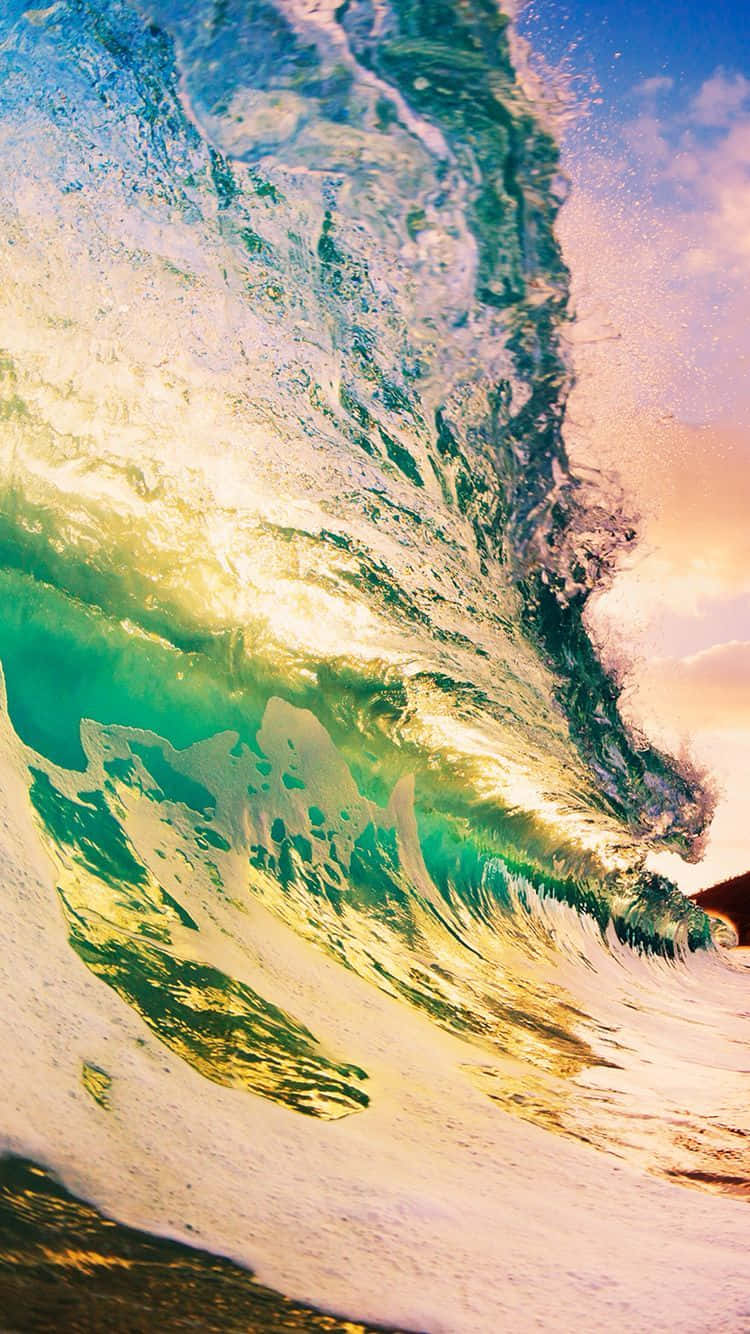 Wave 桌布 壁紙 — 在日落天空下，巨大的海洋波浪以鮮豔的藍綠色和金色捲起。