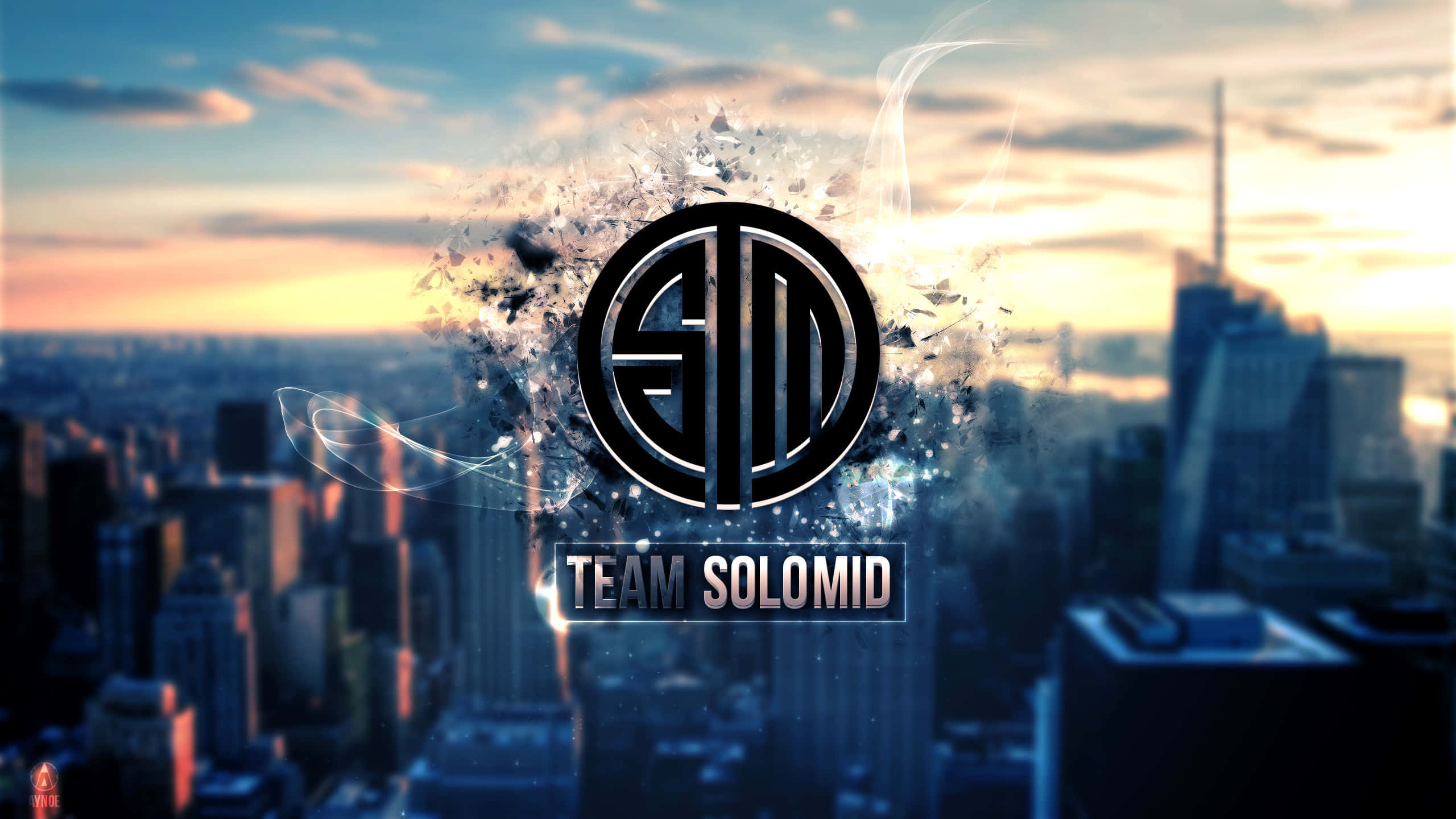 Tsm 桌布 壁紙 — 在日落時分模糊的城市天際線背景下，Team Solomid 的未來風格標誌從數位粒子中浮現。