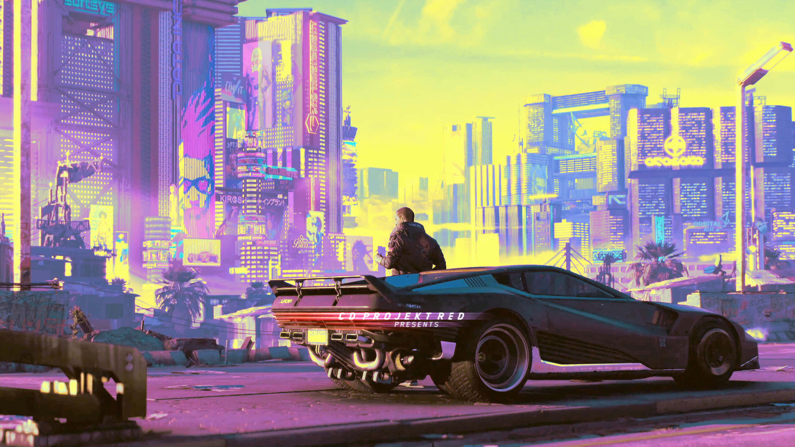 games 桌布 壁紙 — 在日落時分霓虹閃爍的賽博龐克城市景觀中，一個孤獨的身影站在一輛流線型未來感跑車之上。
