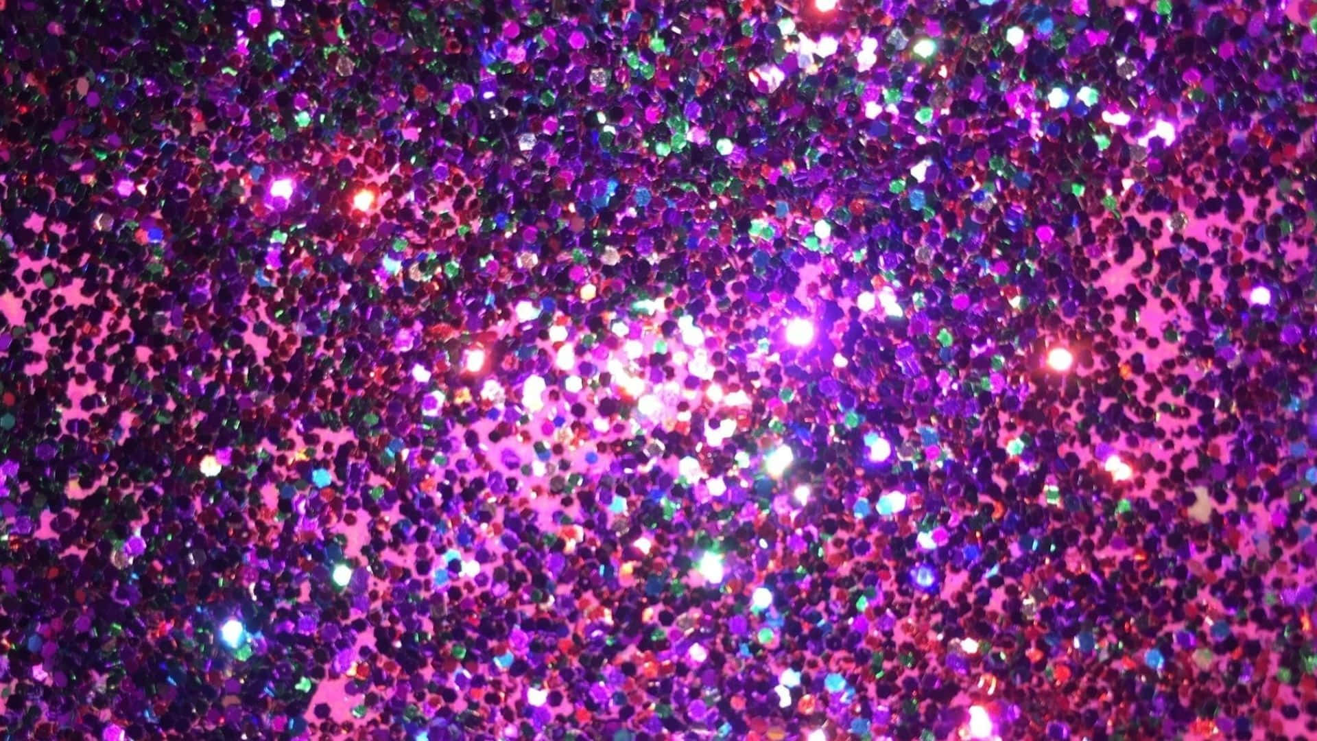 High Resolution Glitter 桌布 壁紙 — 在明亮光線下，紫色、粉紅色和綠色的亮粉閃閃發光，營造出節慶般的閃爍質感。