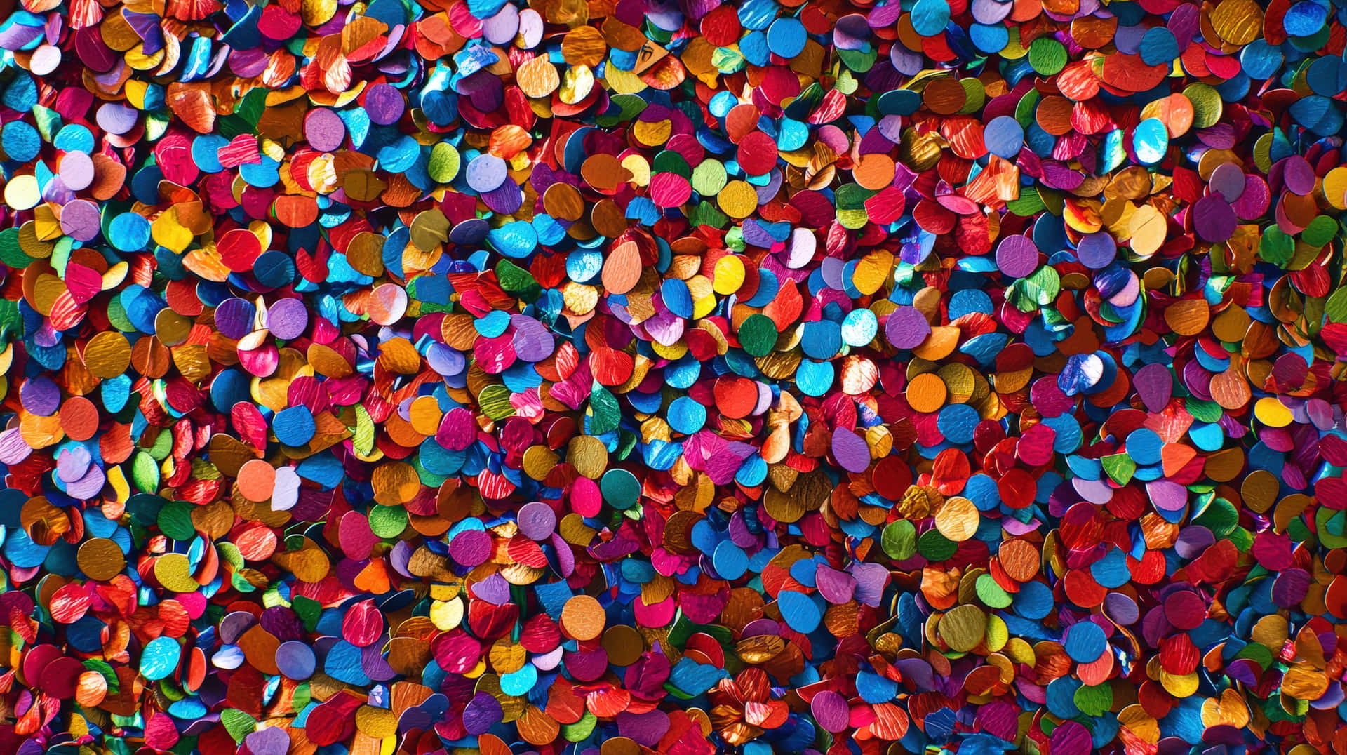 A close-up of multicolored confetti scattered across a surface, symbolizing joy, and celebration 壁紙 — 在明亮光線下閃爍的密集多色金屬圓形五彩紙屑場。