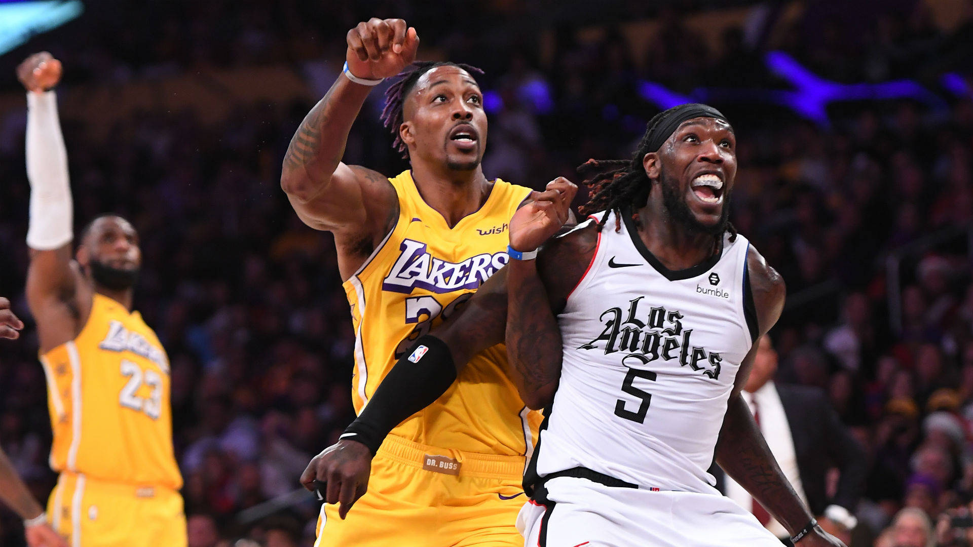 Dwight Howard 桌布 壁紙 — 在明亮的場館燈光下，兩名籃球運動員在湖人對快艇的比賽中激烈爭奪籃板球。