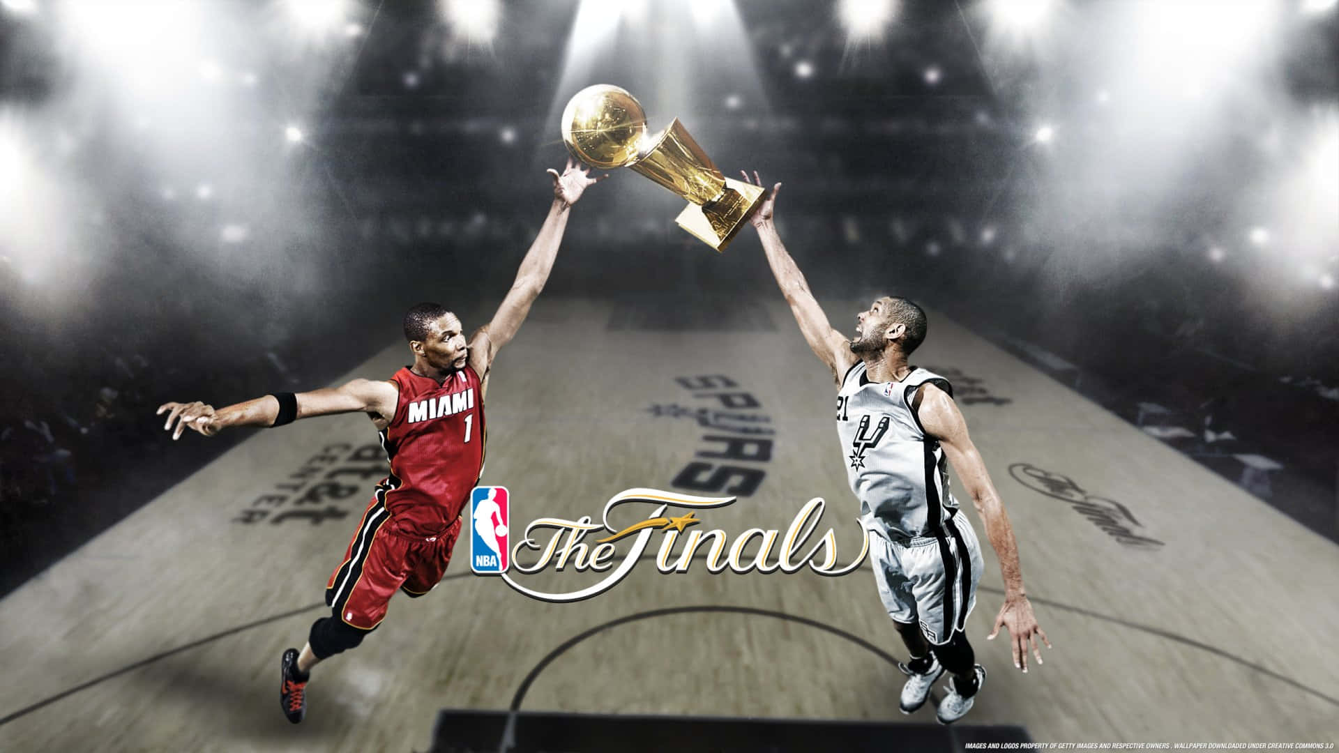 籃球 桌布 壁紙 — 在明亮的場館燈光下，兩名籃球運動員在NBA總決賽對決中跳向獎盃。