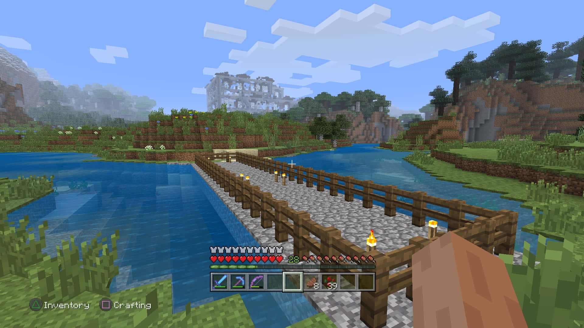 Minecraft Bridges 桌布 壁紙 — 在明亮的天空下，一個像素化的木橋橫跨藍色河流，背景是Minecraft景觀中的遠山和樹木。