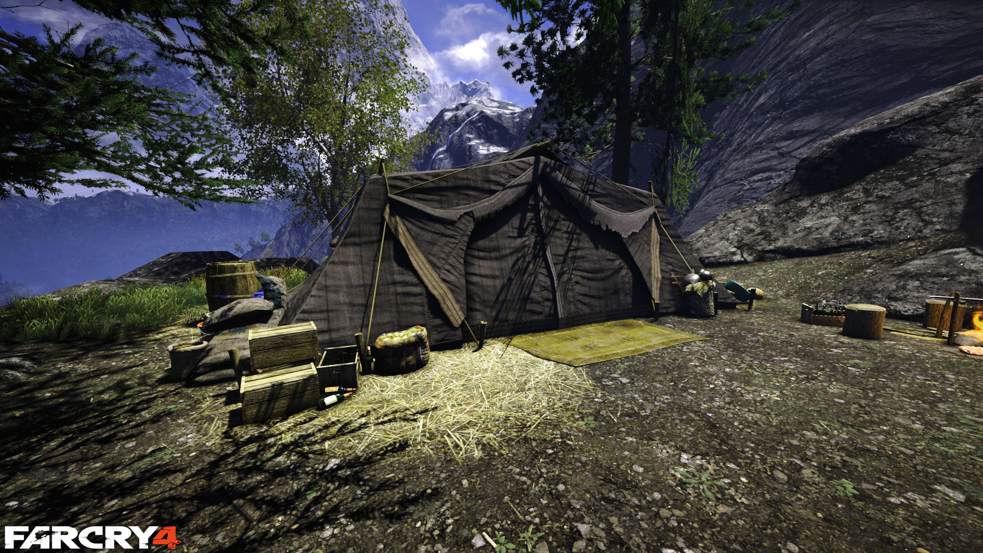 Far Cry 4 桌布 壁紙 — 在明亮的天空下，一個堅固的黑色帳篷搭建在一個有雪峰和茂密樹木的山區荒野中。