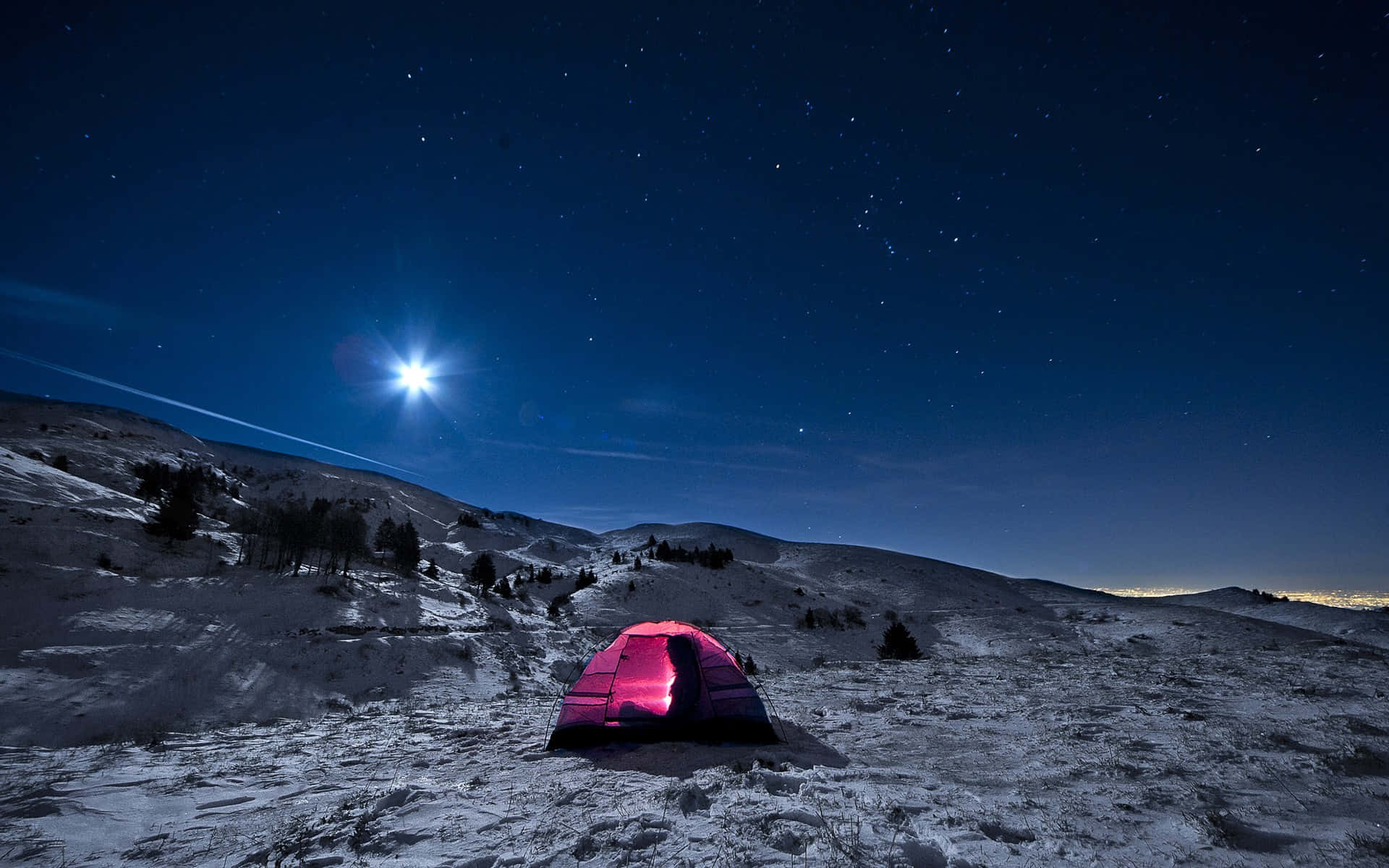 Camping 桌布 壁紙 — 在明亮的月亮下，一頂發光的粉紅色帳篷坐落在白雪皚皚的山脈中，星空燦爛。