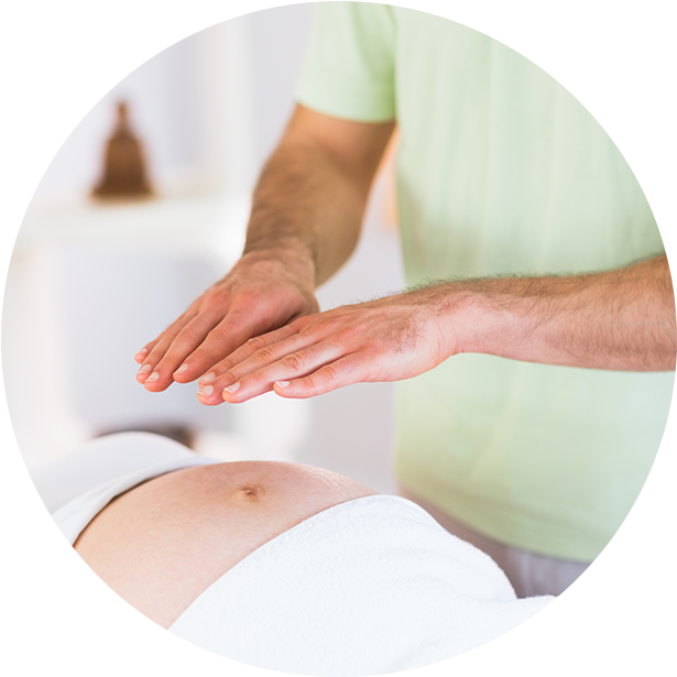 Massage 桌布 壁紙 — 在明亮的水療環境中，治療師的雙手在放鬆按摩期間輕輕懸停在客戶裸露的腹部上方。