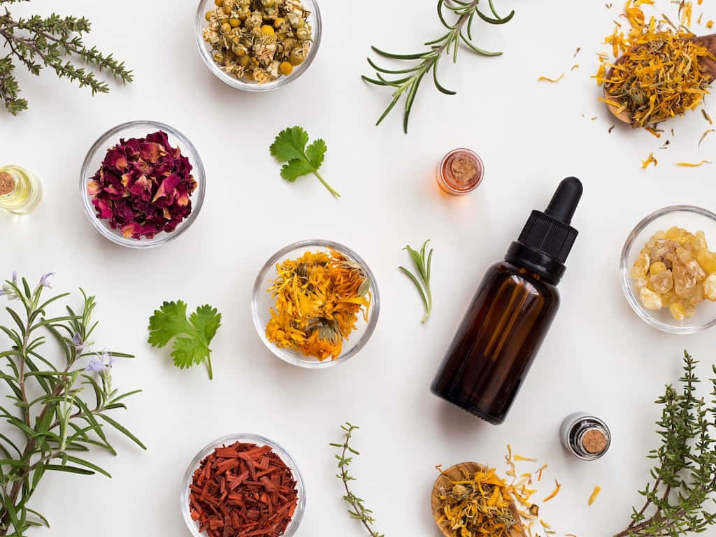 Aromatherapy 桌布 壁紙 — 在明亮的白色表面上平鋪擺放乾燥香草、香料和精油。