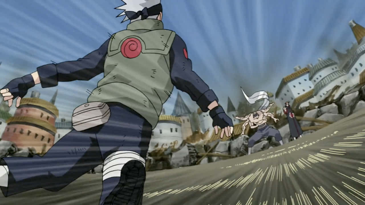 Kakashi And Pain 桌布 壁紙 — 在明亮的藍天下，一個動漫忍者在廢墟村莊中向前奔跑，敵人正衝向他。