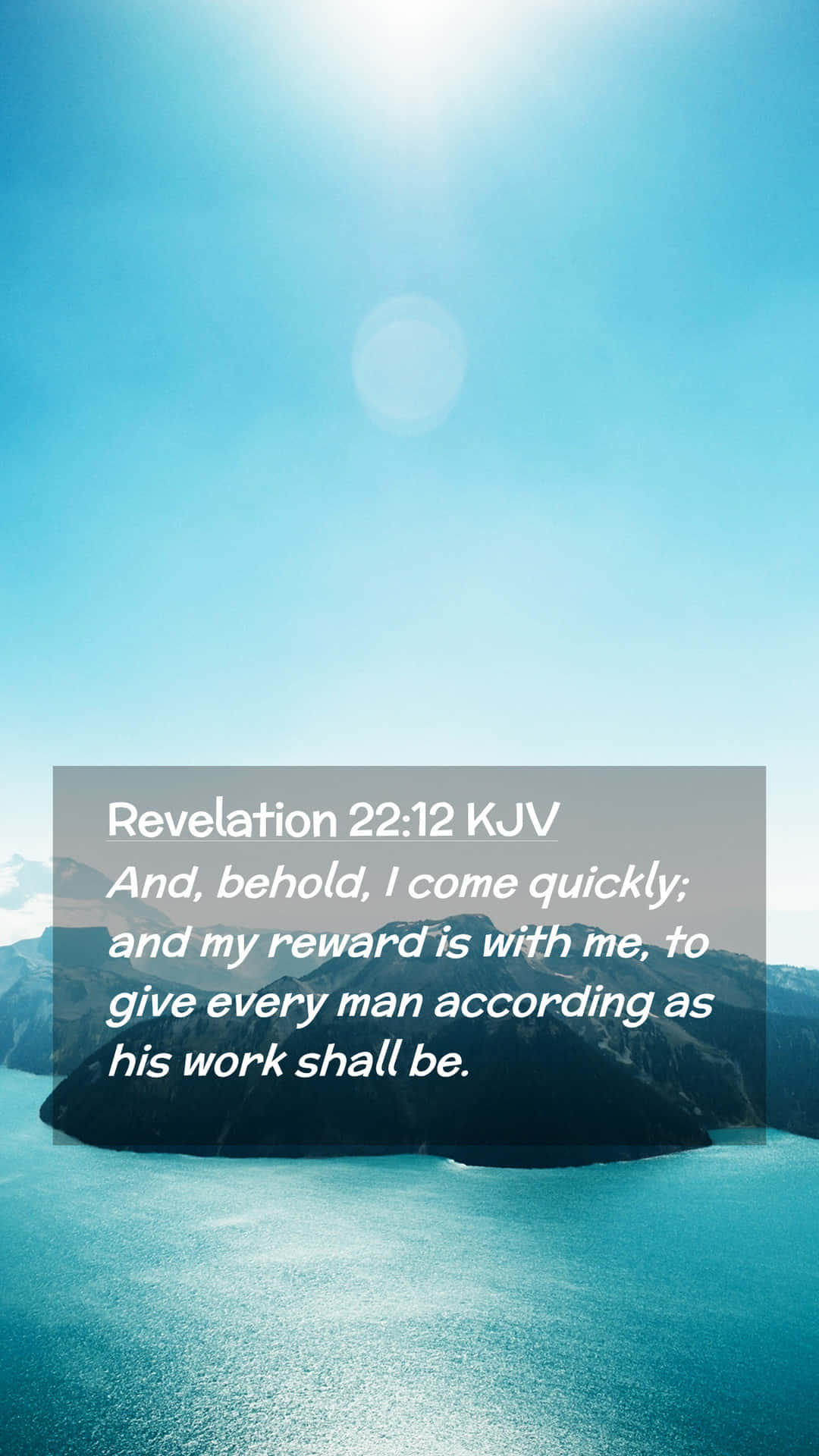 Bible Quotes 桌布 壁紙 — 在明亮的藍天下，帶有太陽耀斑和聖經經文疊加層的寧靜山湖。