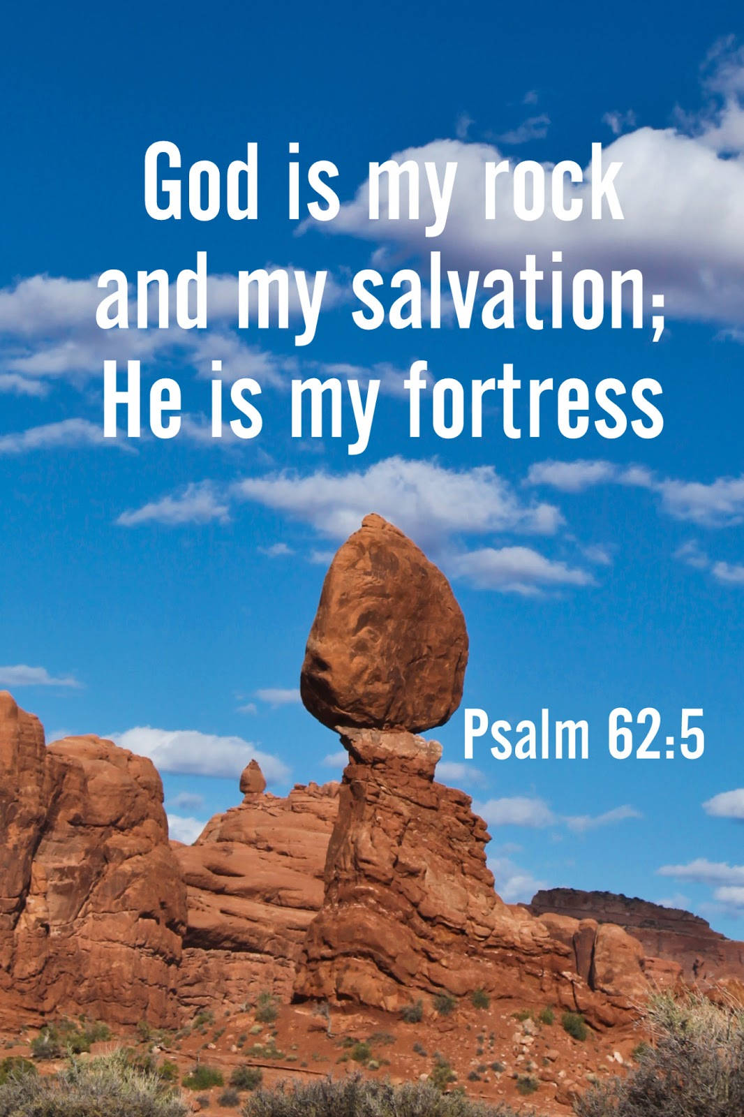 God Quotes 桌布 壁紙 — 在明亮的藍天白雲和聖經文字覆蓋下，紅色沙漠中雄偉的平衡岩石形成。