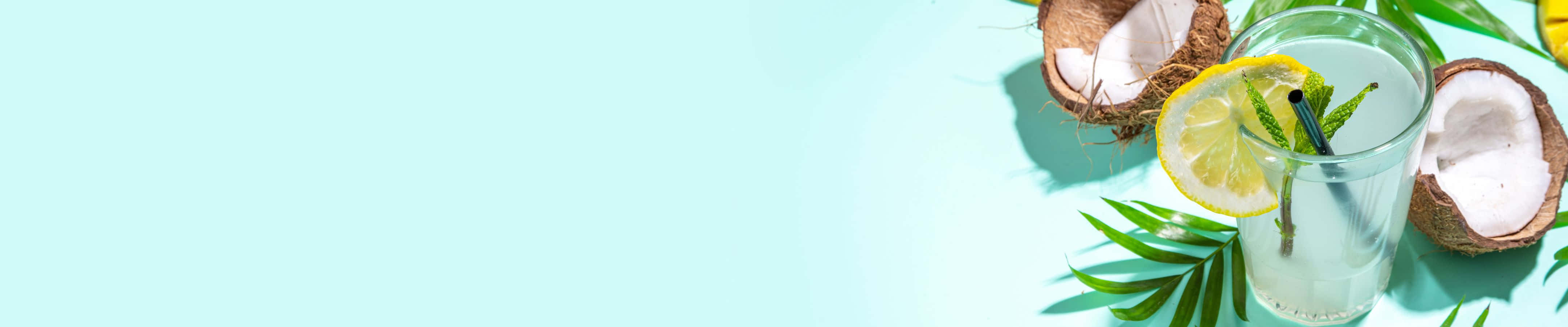 4320x900 桌布 壁紙 — 在明亮的藍綠色背景上，一款清新的椰子水飲料搭配檸檬薄荷和半個椰子。