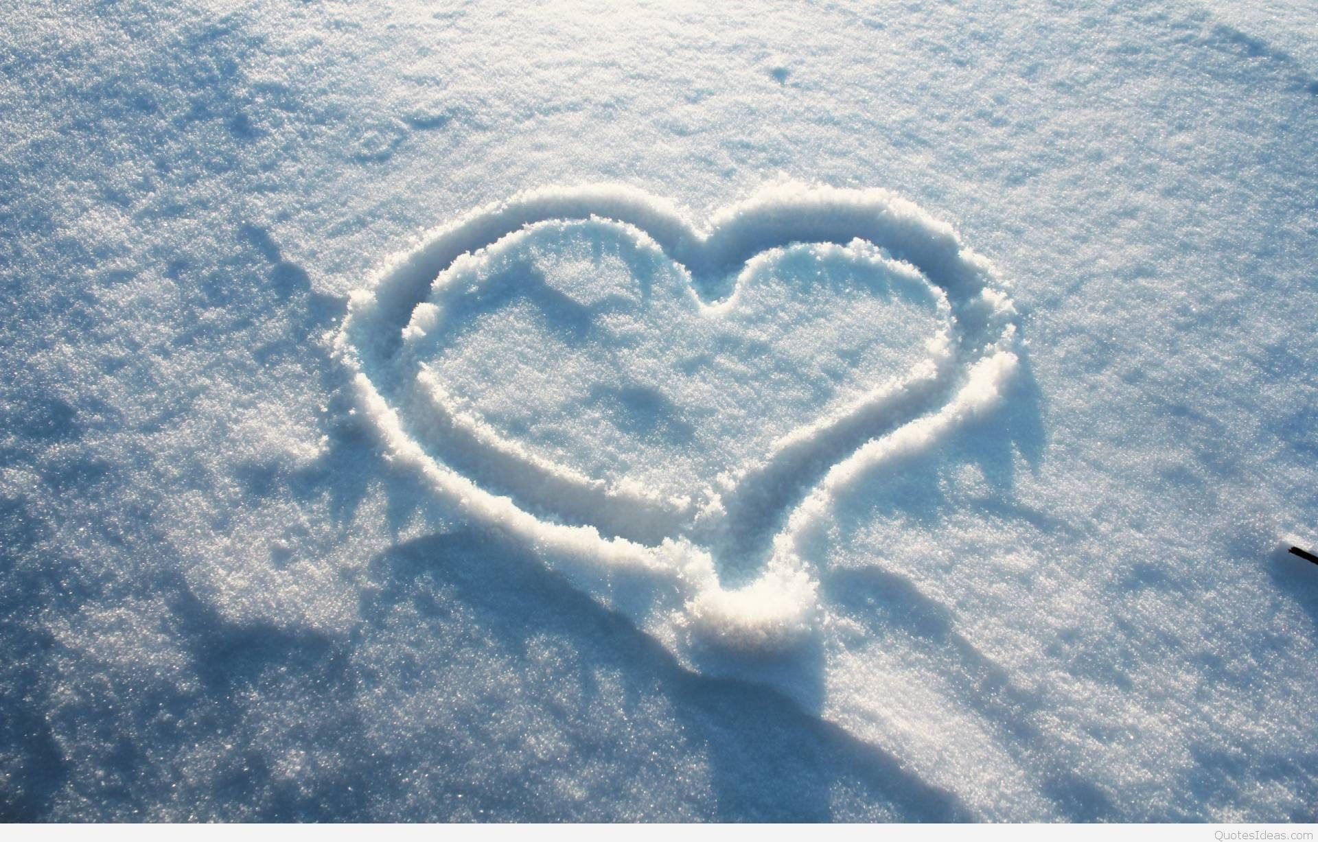 Love Story 桌布 壁紙 — 在明亮的陽光下，於新雪上繪製的精緻心形，投下柔和的陰影。