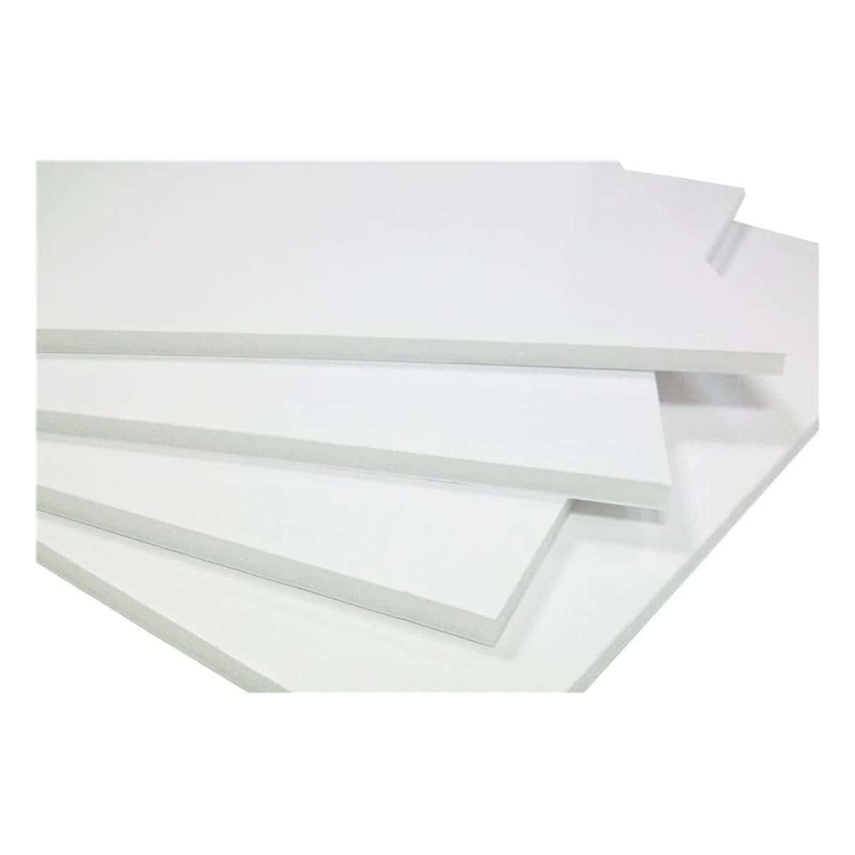 Poster Board 桌布 壁紙 — 在明亮背景上堆疊的白色泡棉板，邊緣整潔，陰影柔和。