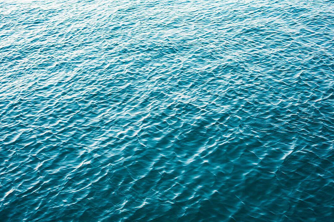 綠松石色海浪，陽光在水面上閃爍。