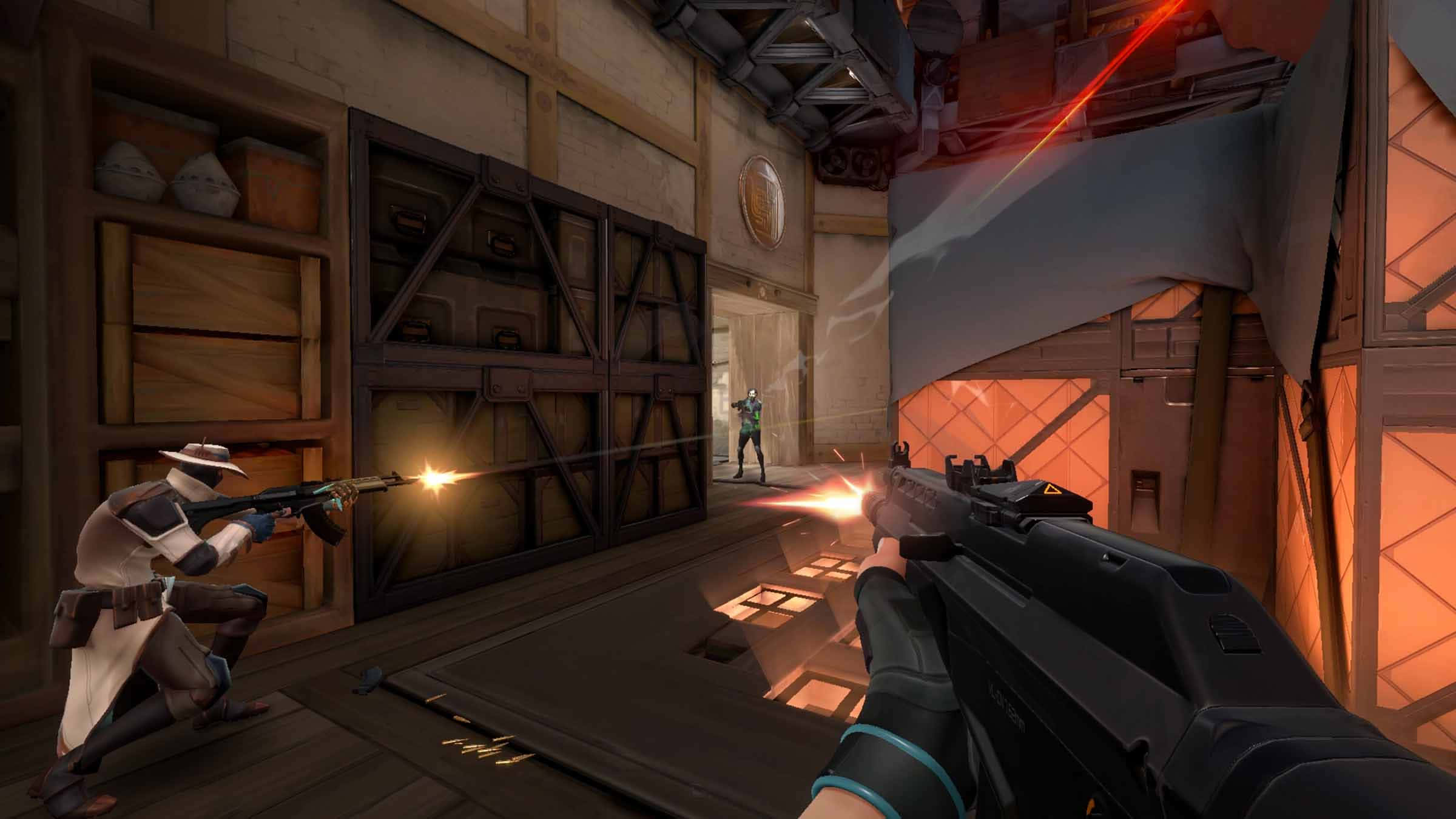Fps Games 桌布 壁紙 — 在昏暗倉庫中的第一人稱射擊動作，伴隨槍口閃光及正在掩護的隊友。