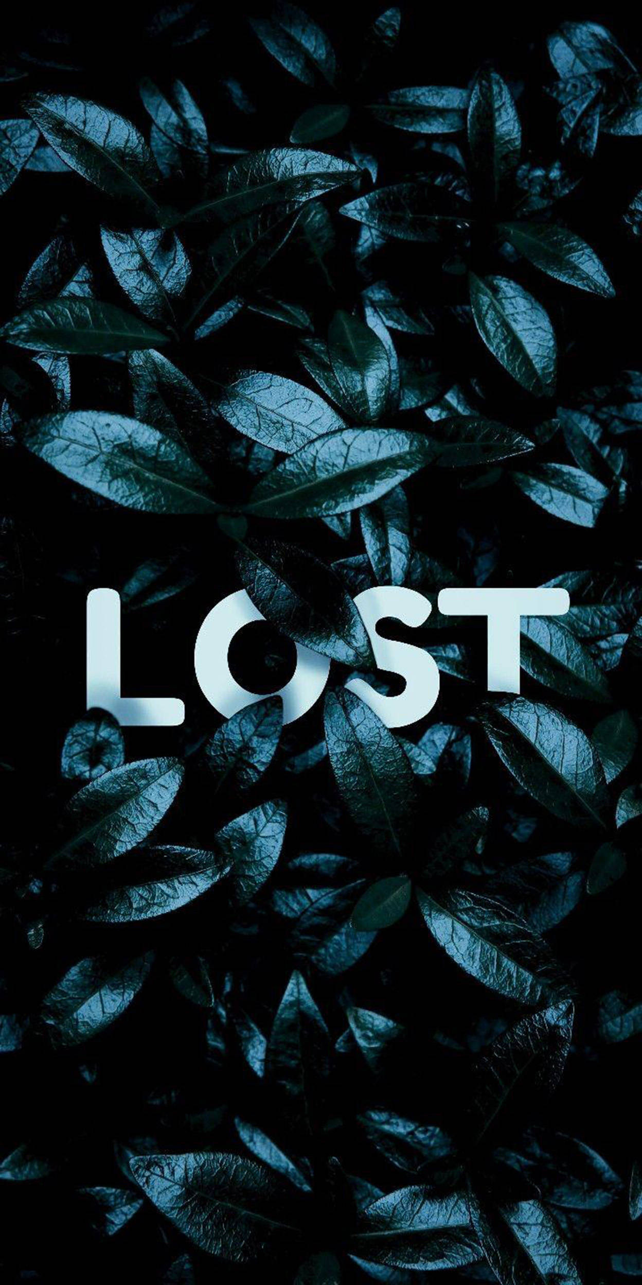 dope iPhone 桌布 壁紙 — 在昏暗燈光下，'LOST' 一詞在深青色葉子的密集背景下發出 stark 白色光芒。