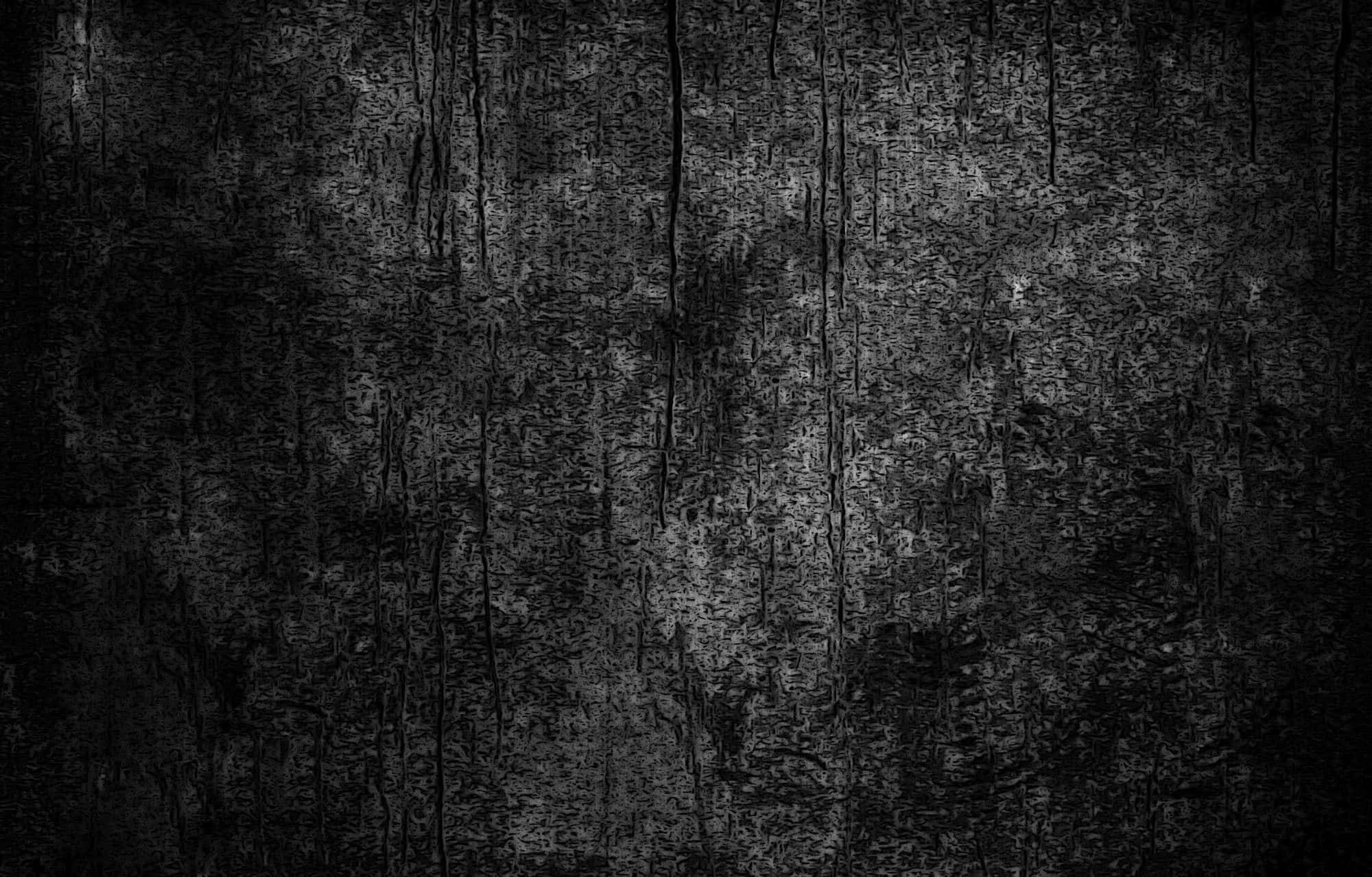 Dark Grunge 桌布 壁紙 — 在昏暗燈光下，一個深色風化木質表面的特寫，帶有深刻裂紋和紋理木紋。