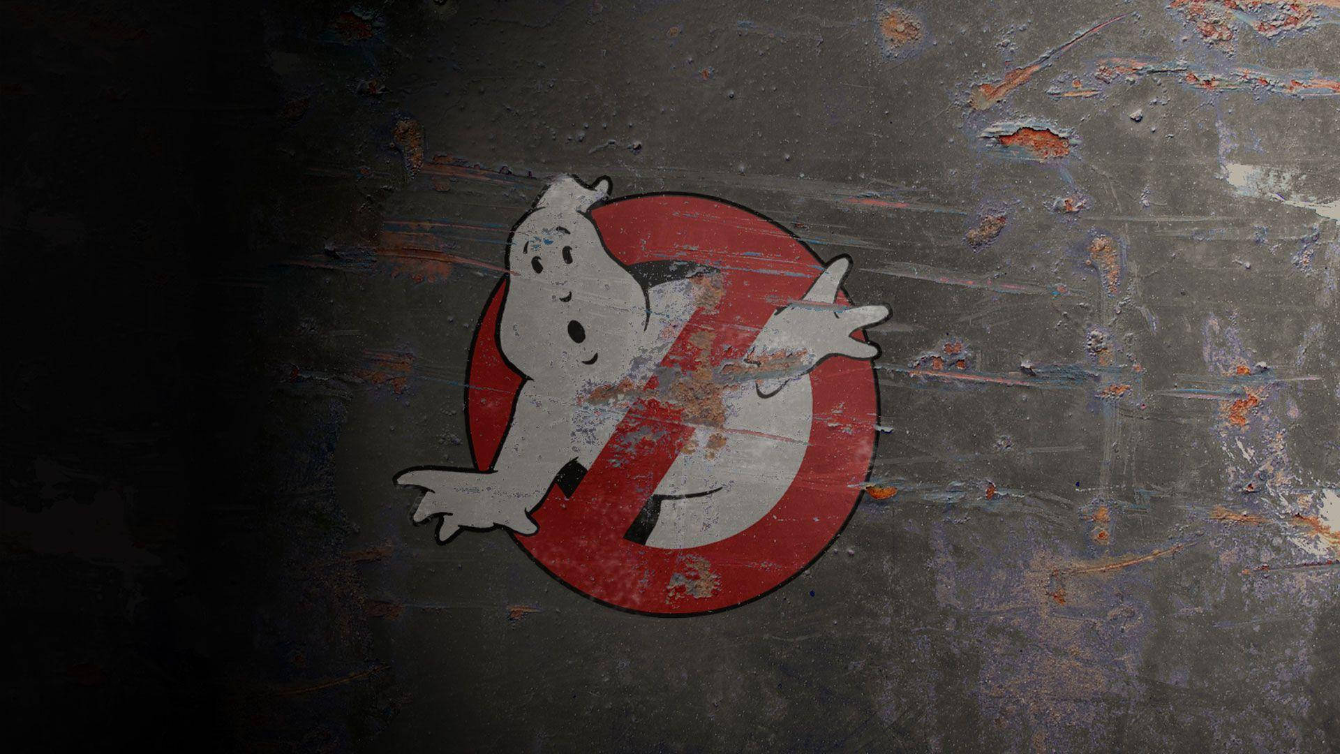 魔鬼剋星 桌布 壁紙 — 在昏暗燈光下，一個風化的Ghostbusters標誌從生鏽的金屬表面剝落。