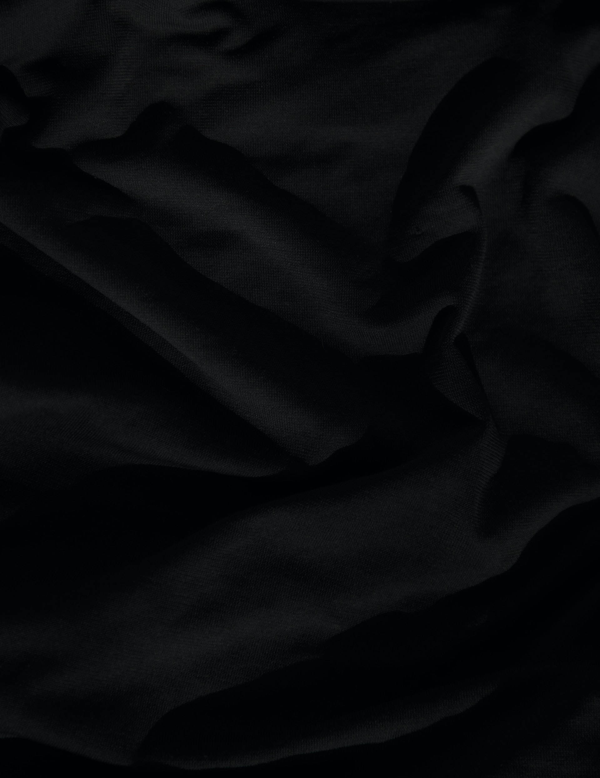 black aesthetic tumblr iPhone 桌布 壁紙 — 在昏暗燈光下，奢華黑色布料帶有柔軟皺褶和細膩質感的特寫。