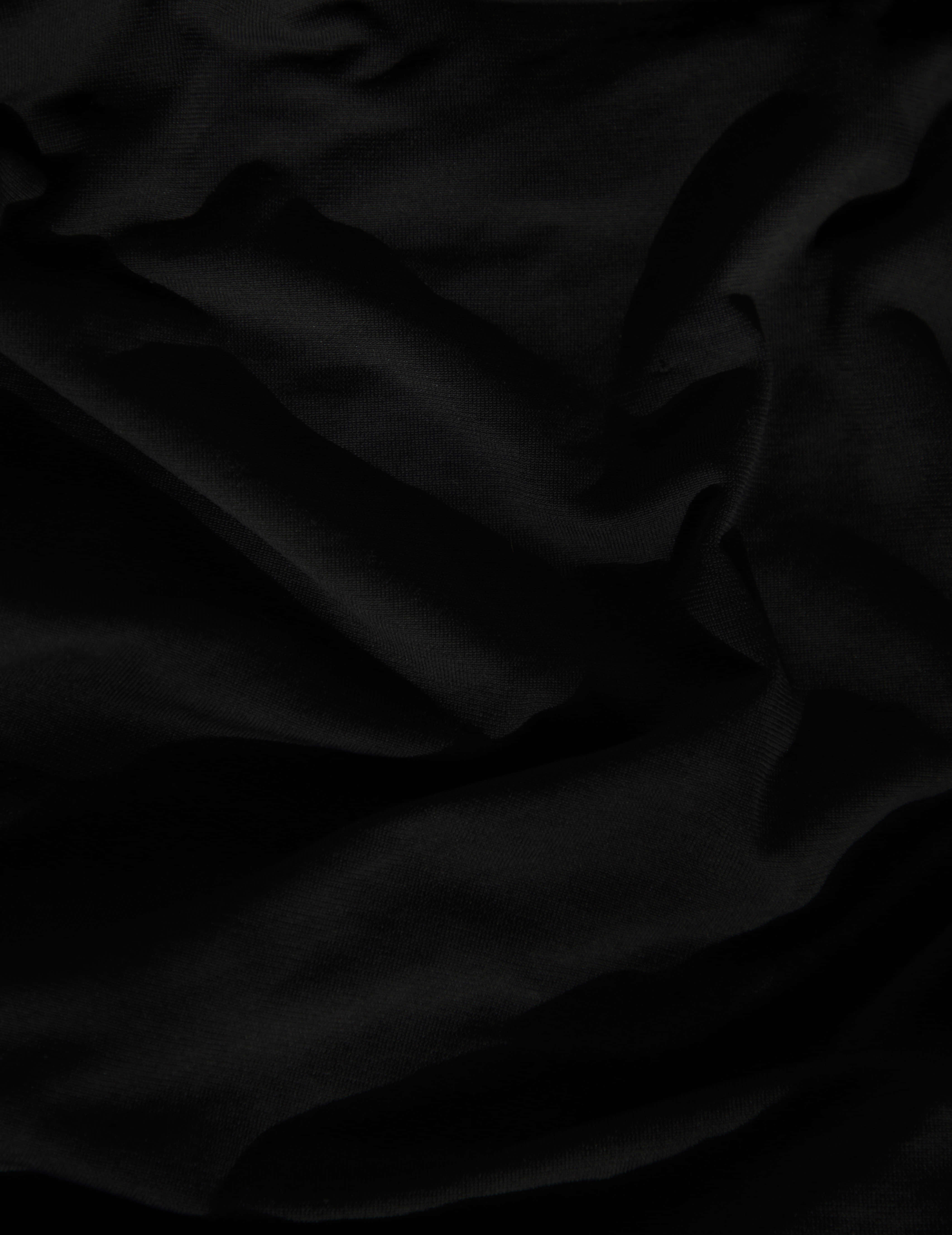 Black Leather 桌布 壁紙 — 在昏暗燈光下，奢華黑色布料帶有柔軟摺皺和細膩質感的特寫。