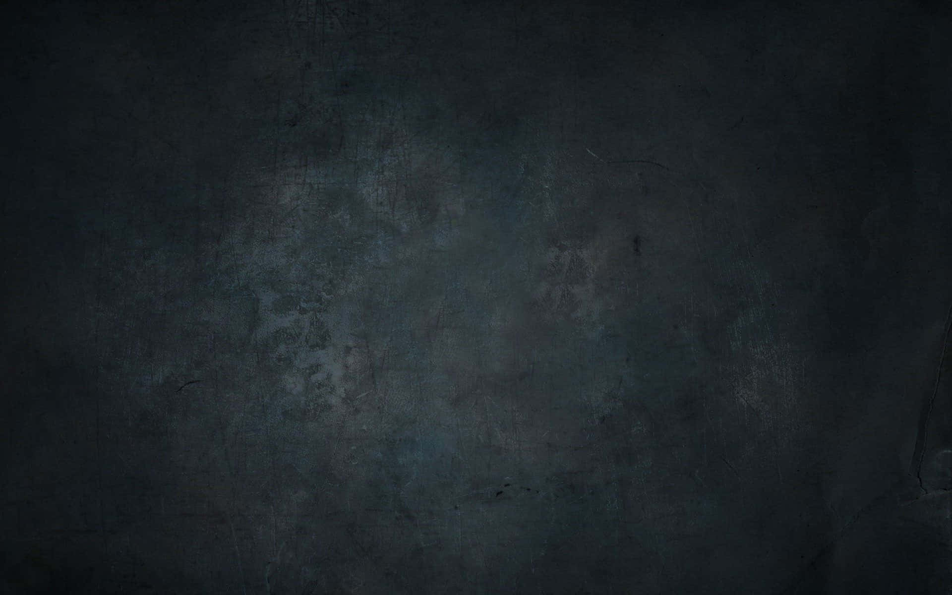 Dark Textured 桌布 壁紙 — 在昏暗燈光下，帶有細微藍灰色斑駁和微弱刮痕的深色紋理牆壁。