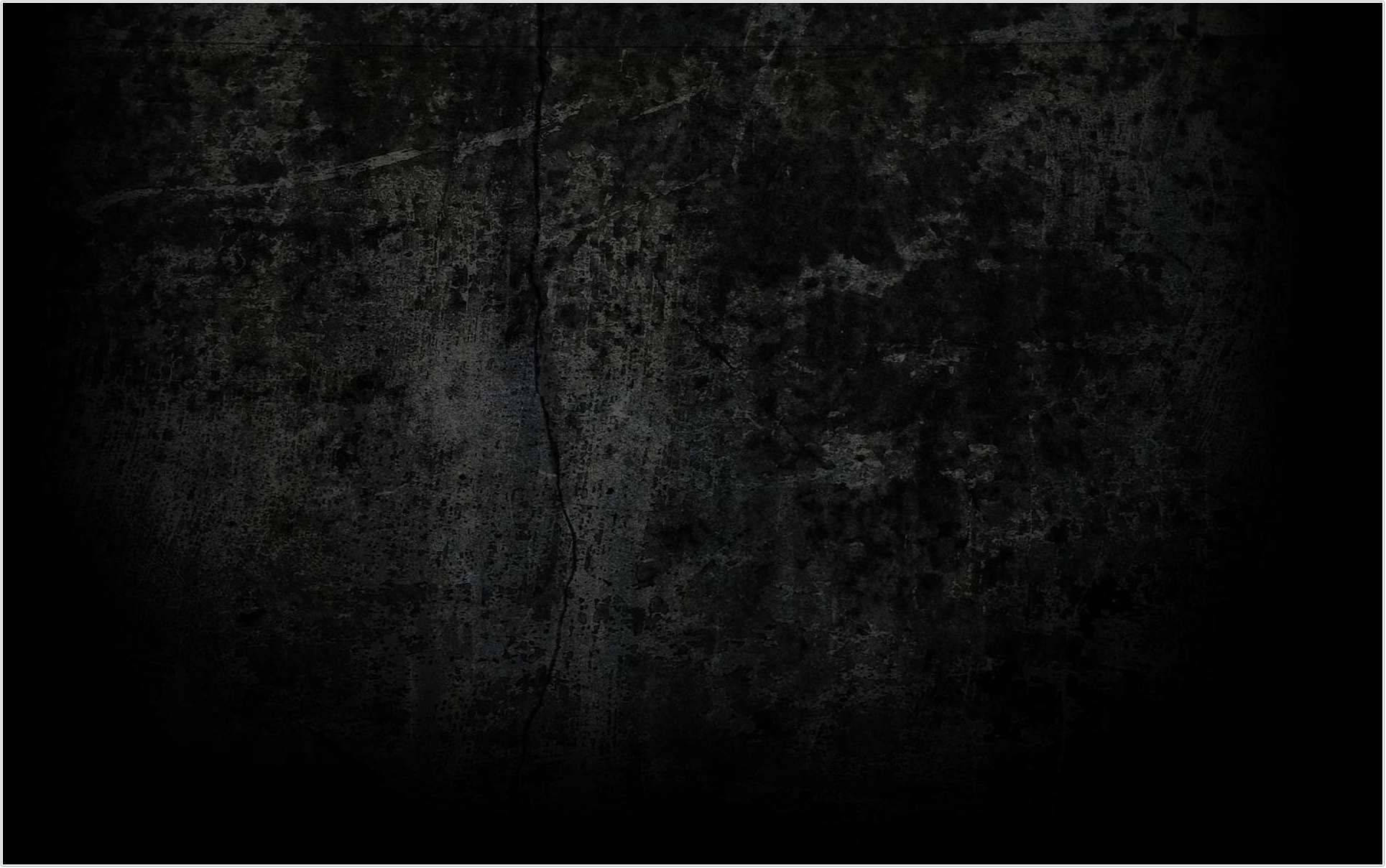 黑色 桌布 壁紙 — 在昏暗燈光下，帶有裂縫和污漬的深色紋理混凝土牆。