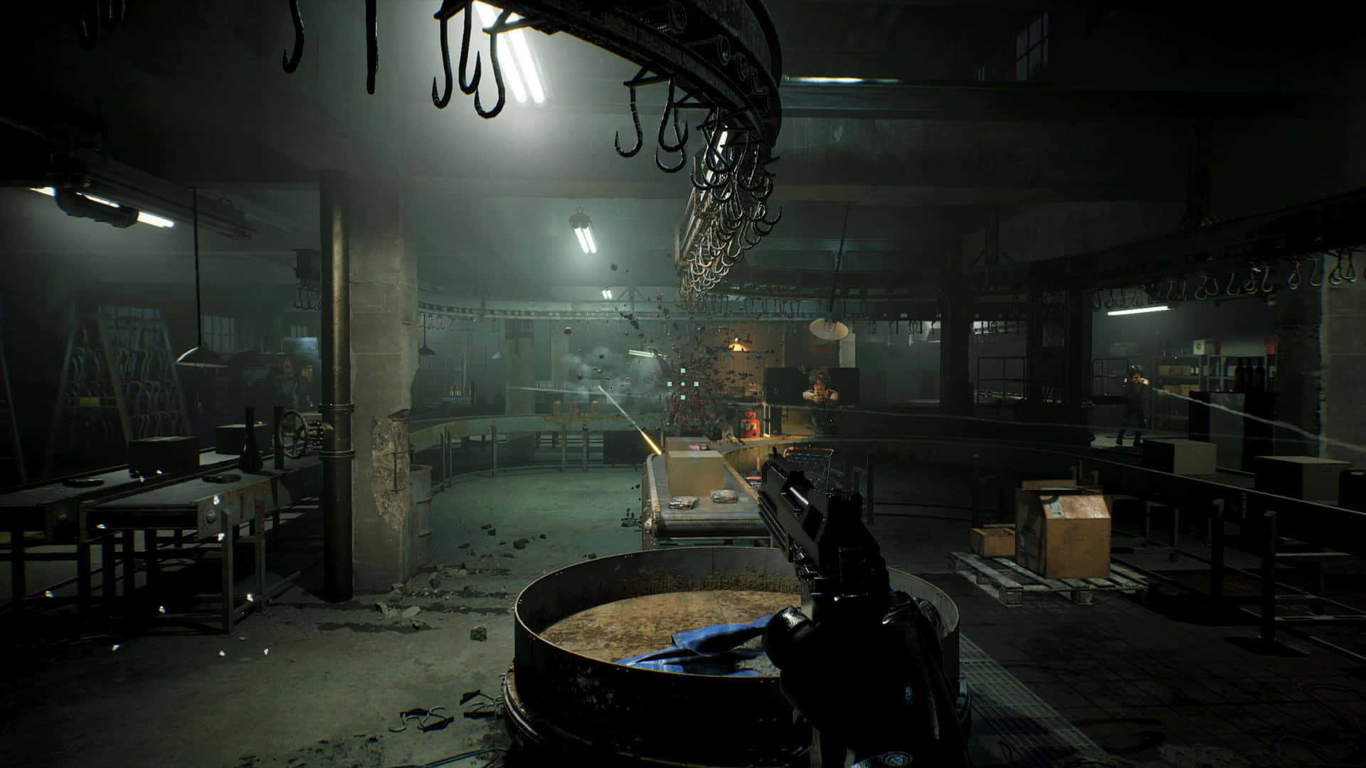 Fps Games 桌布 壁紙 — 在昏暗的工業設施中，在閃爍的螢光燈下，有懸掛的鉤子和碎屑的第一人稱射擊視角。