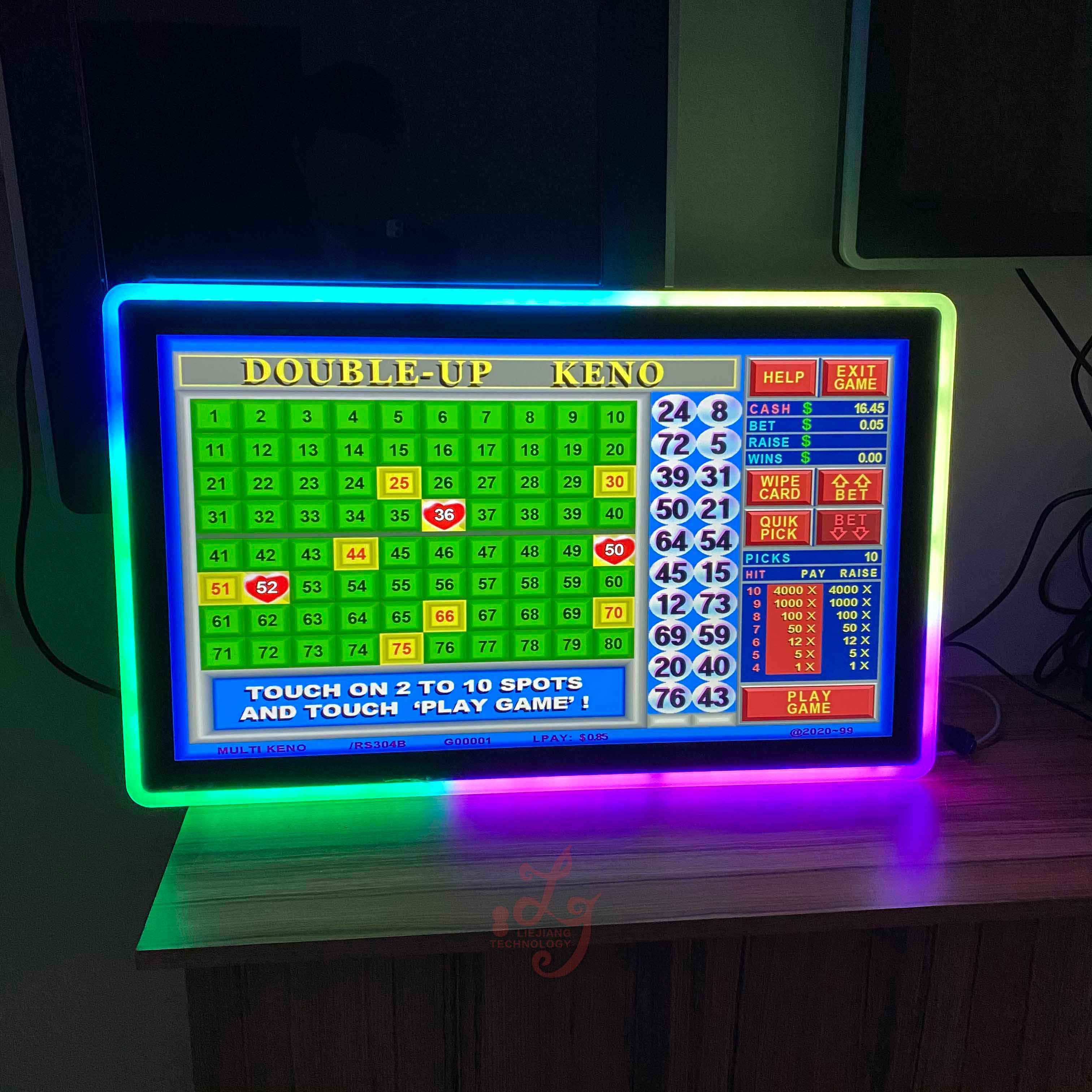arcade 桌布 壁紙 — 在昏暗的房間裡，一張木桌上閃爍著色彩繽紛的霓虹邊框的明亮基諾遊戲螢幕。