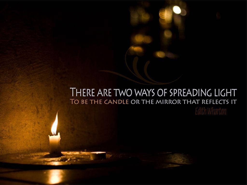 Inspirational Quotes 桌布 壁紙 — 在昏暗的房間裡，一根點燃的蠟燭在紋理牆壁上投射出溫暖的金色光芒，旁邊是鼓舞人心的文字。