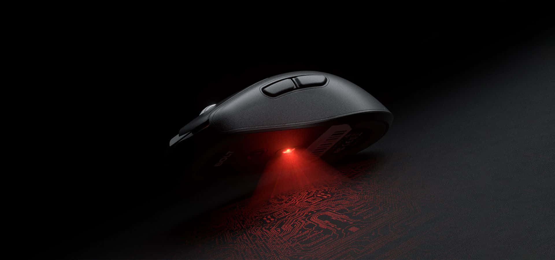 Gaming Mouse 桌布 壁紙 — 在昏暗的攝影棚環境中，一款時尚的黑色電競滑鼠在電路板圖案表面上發出發光的紅色雷射。