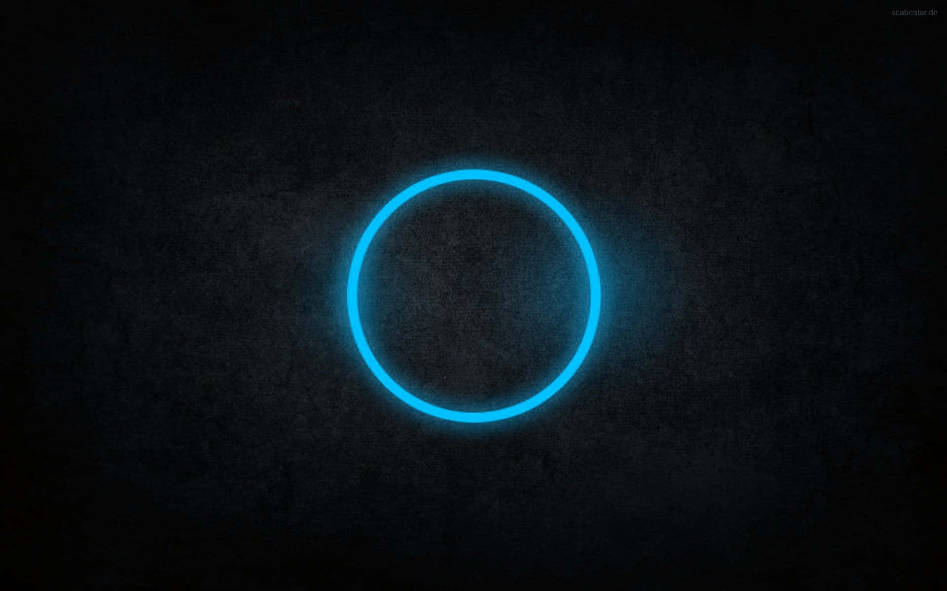 Circle 桌布 壁紙 — 在昏暗的空間中，一個發光的青色霓虹圓圈在帶有紋理的深色混凝土牆上柔和地脈動。
