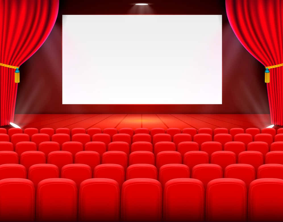 cinema 桌布 壁紙 — 在昏暗的電影院中，一排排柔軟的紅色座椅面向一個由豪華紅色窗簾框著的空白白色螢幕。