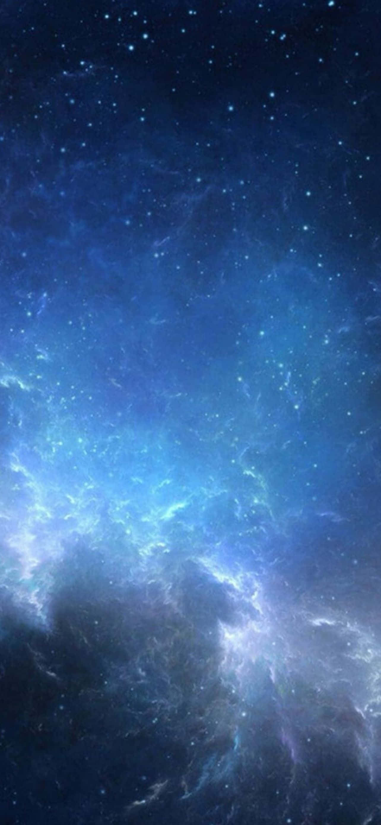 酷炫iPhone 桌布 壁紙 — 在星場下散發著電光藍和深靛藍色調的宇宙星雲的壯麗景色。