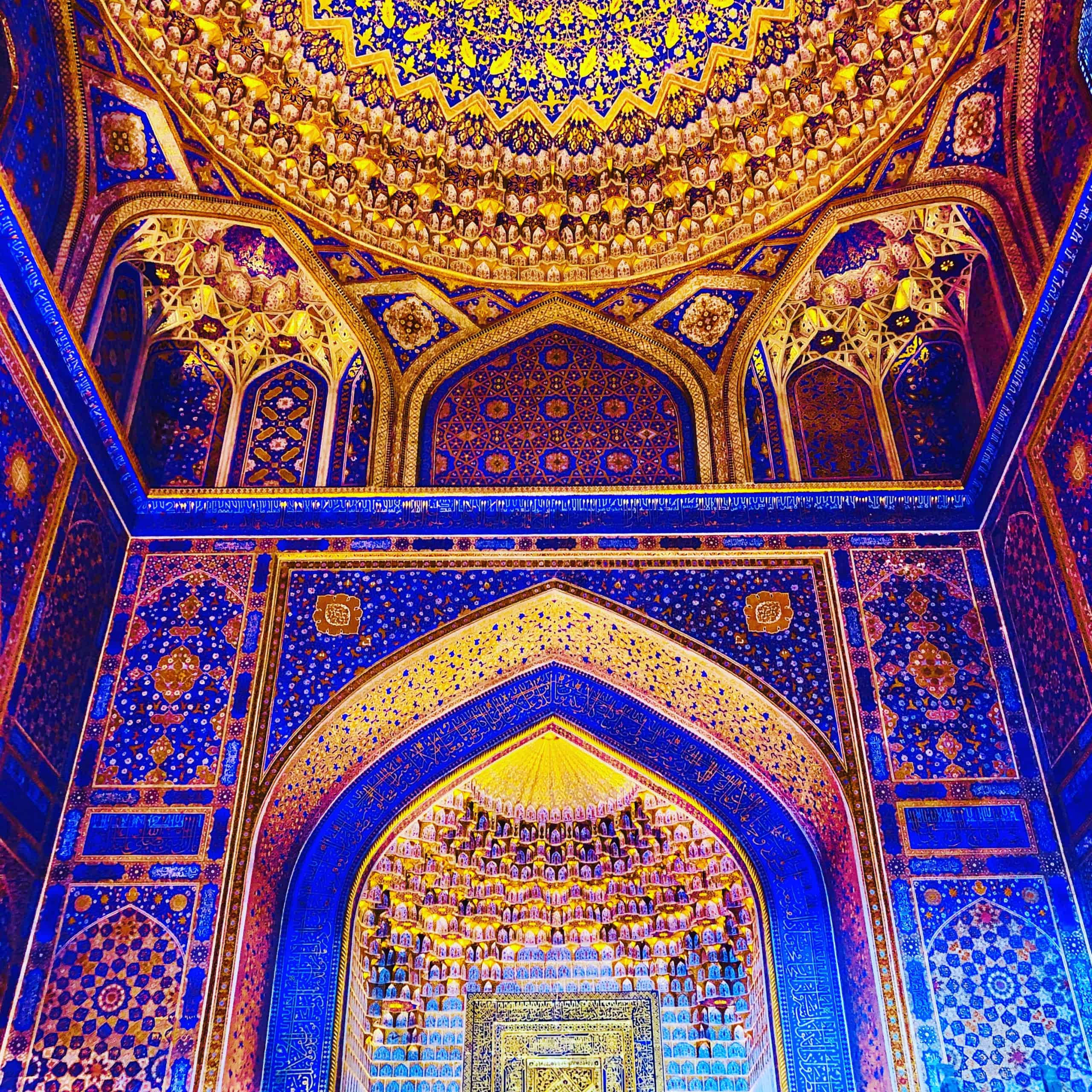Uzbekistan 桌布 壁紙 — 在星爆穹頂下，華麗的伊斯蘭建築內部擁有深藍色牆壁和金色幾何圖案的壯麗景色。