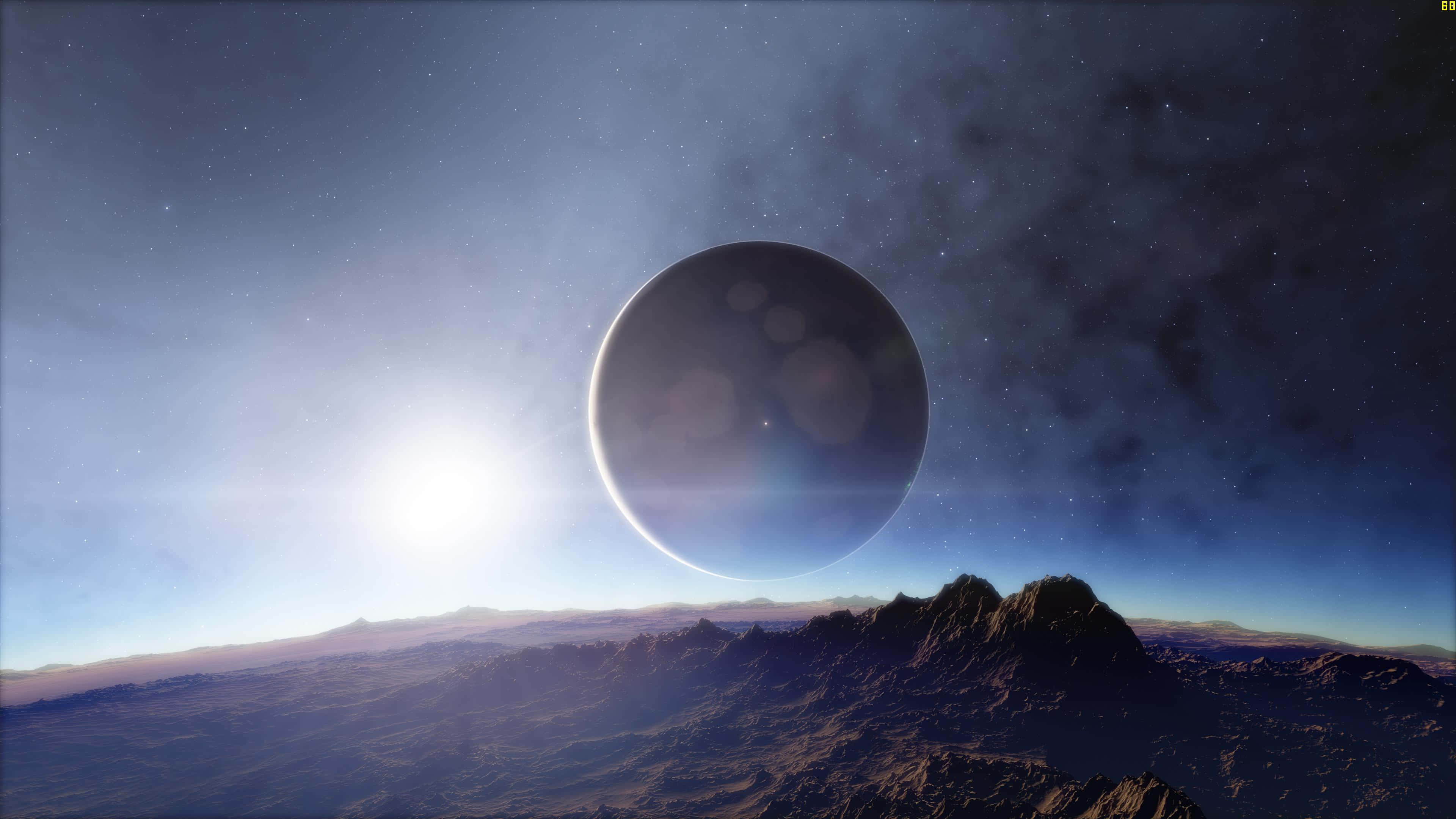 4K 太空 桌布 壁紙 — 在星空下，一個岩石外星景觀，有一個大的黑暗行星和明亮的太陽產生鏡頭光暈。